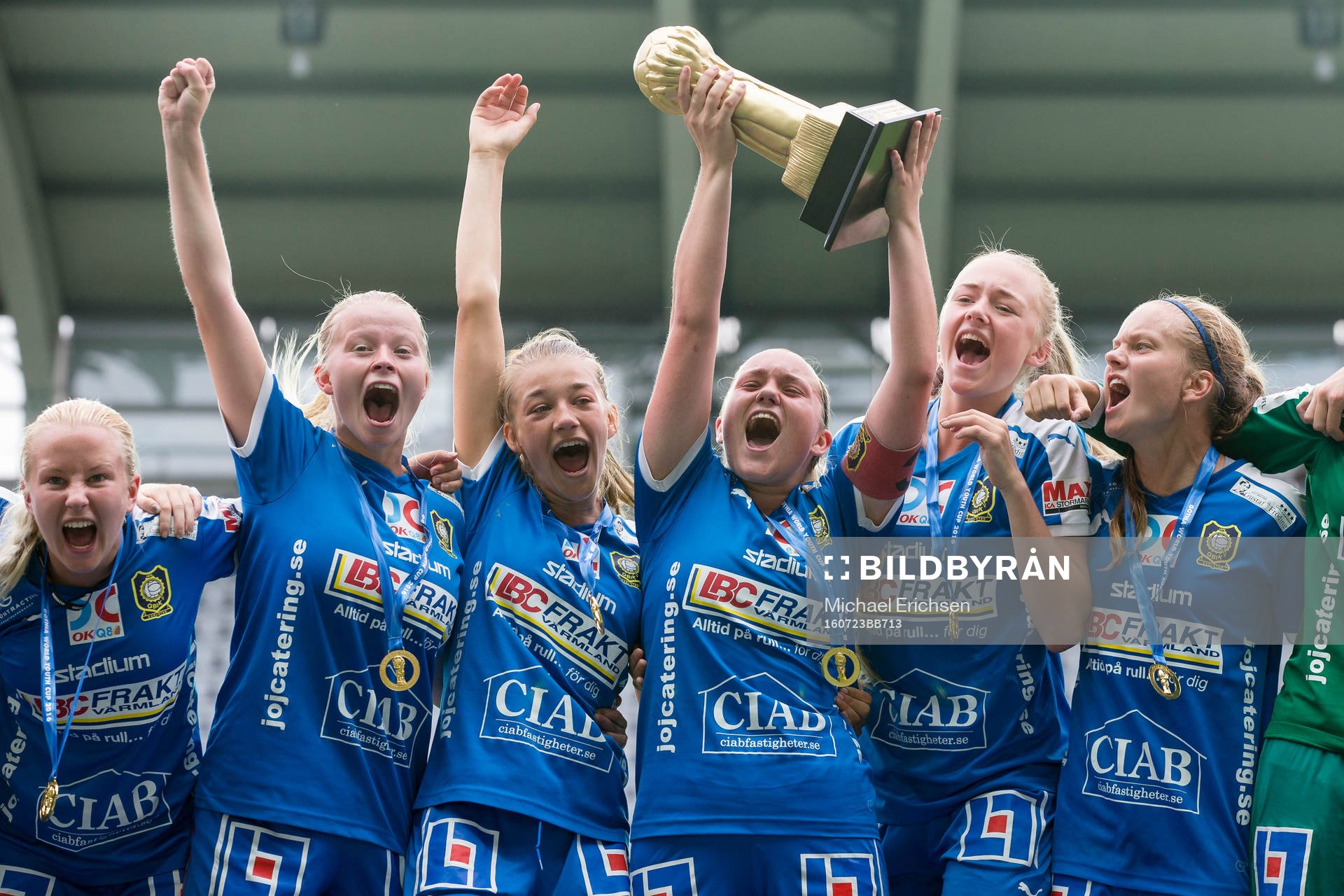 QBIK jublar med guldpokalen