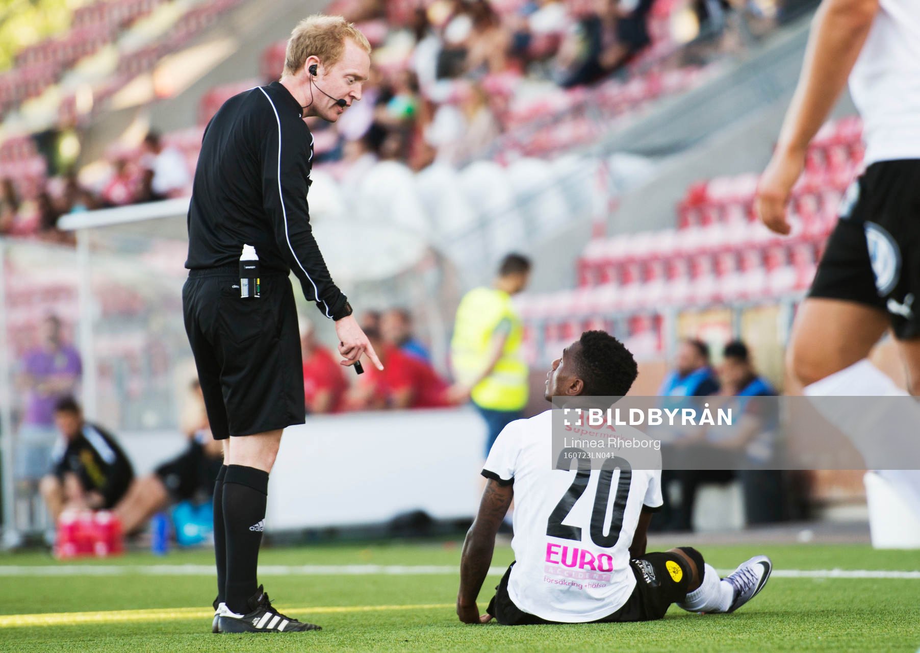 Domare Per Melin i diskussion med Frejs Dida Rashidi under fotbollsmatchen i Superettan mellan Syrianska och Frej Täby den 23 juli 2016 i Södertälje.