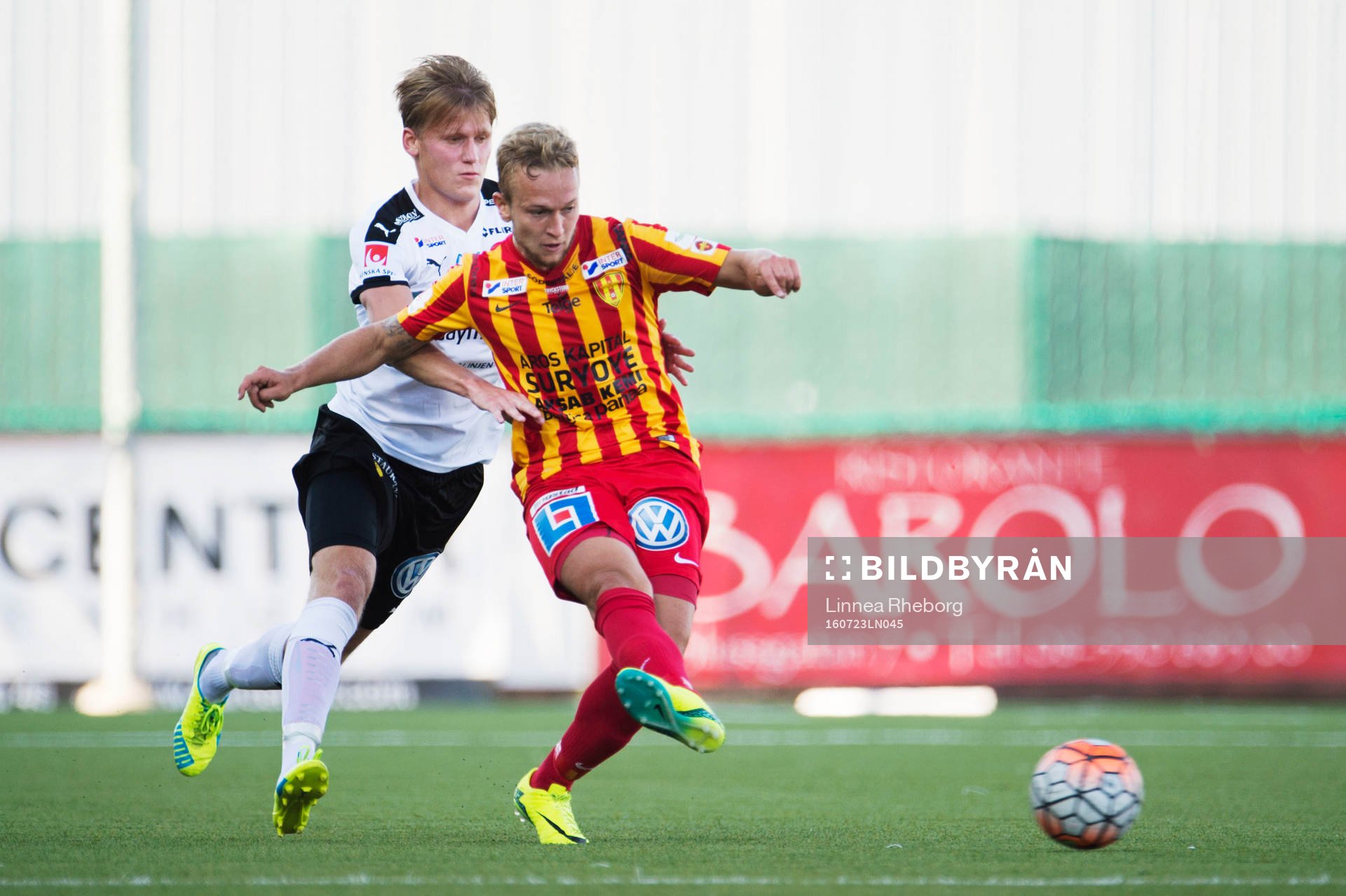 Frejs Victor Söderström och Syrianskas Alexander Michel under fotbollsmatchen i Superettan mellan Syrianska och Frej Täby den 23 juli 2016 i Södertälje.