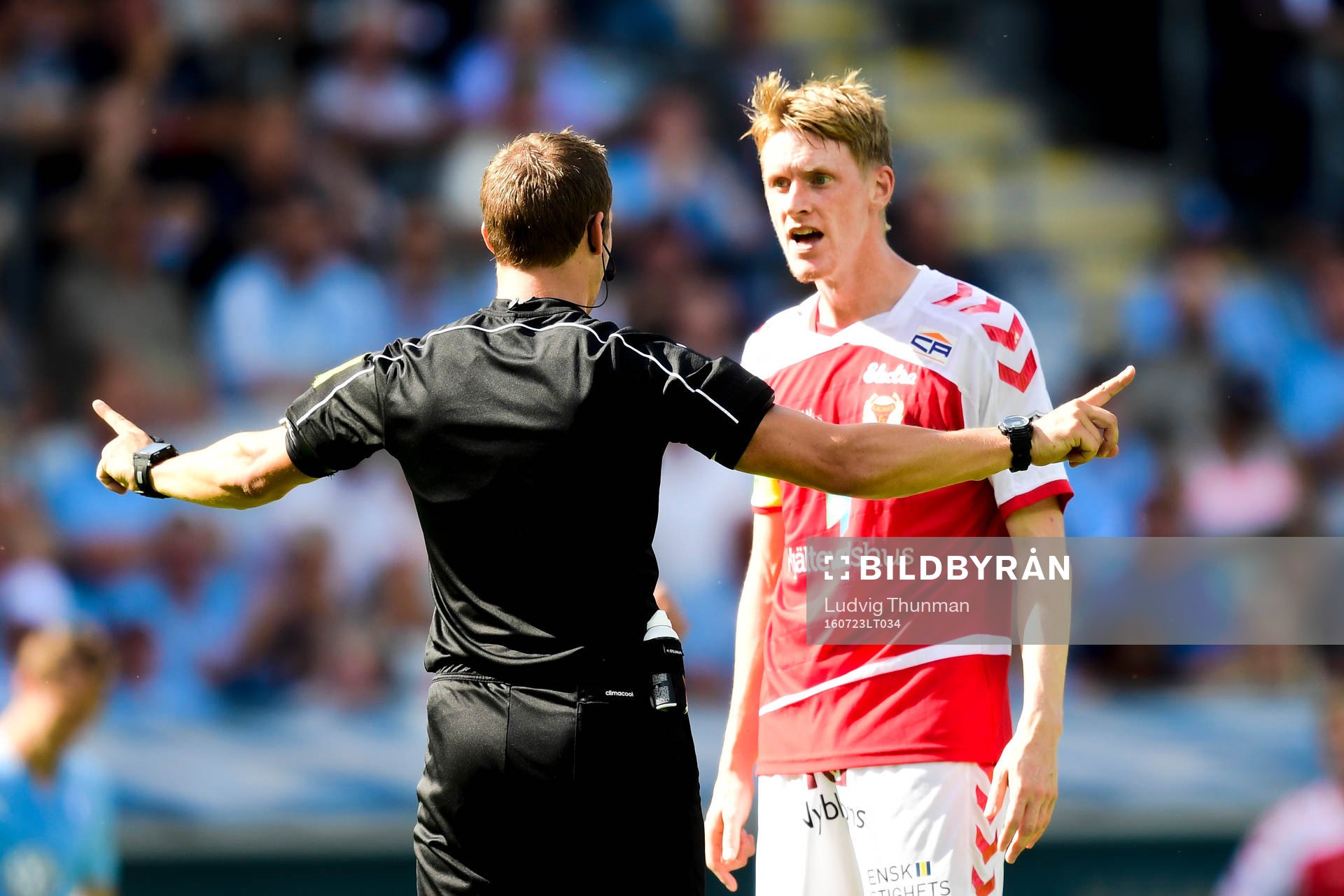 Kalmars Rasmus Elm i samtal med domaren