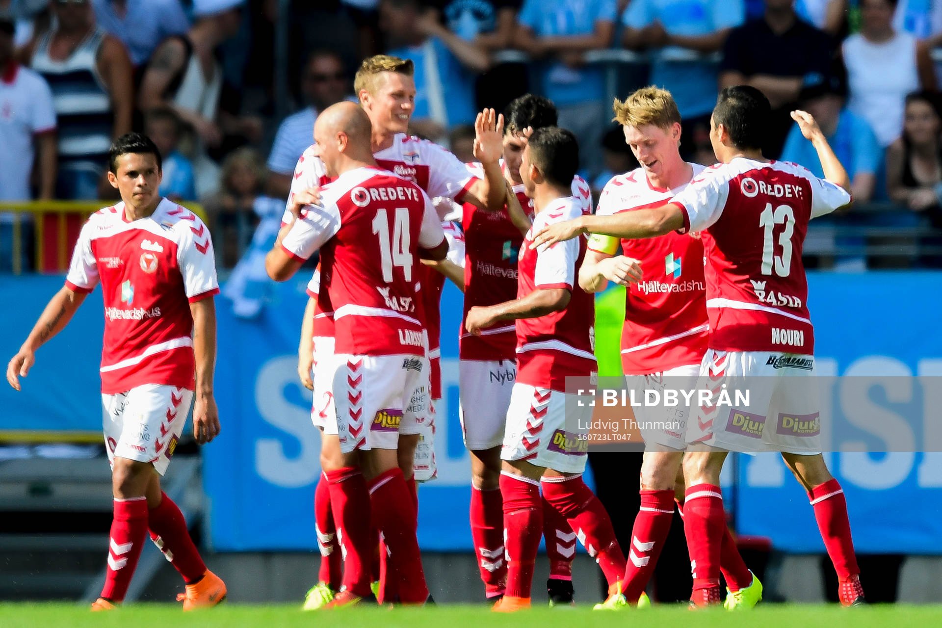 Kalmars Rasmus Elm jublar med lagkamraterna efter 0-1 under fotbollsmatchen i Allsvenskan mellan Malmö FF och Kalmar den 23 juli 2016 i Malmö.