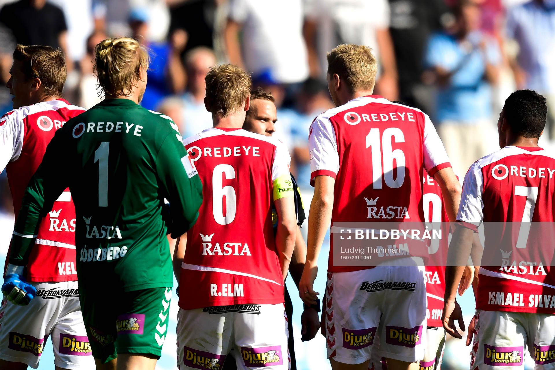 Kalmars spelare i samtal med domaren