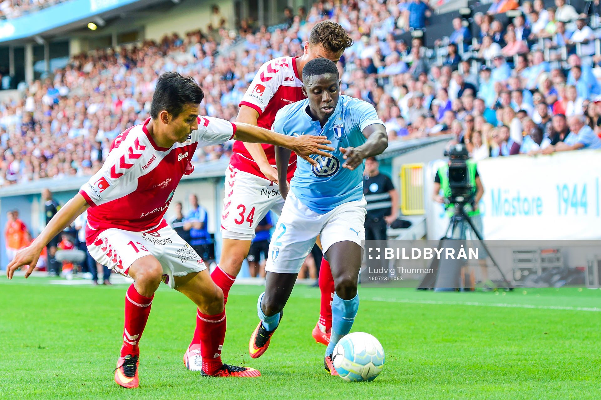 Malmö FFs Pa Konate i kamp mot Kalmars Emin Nouri och