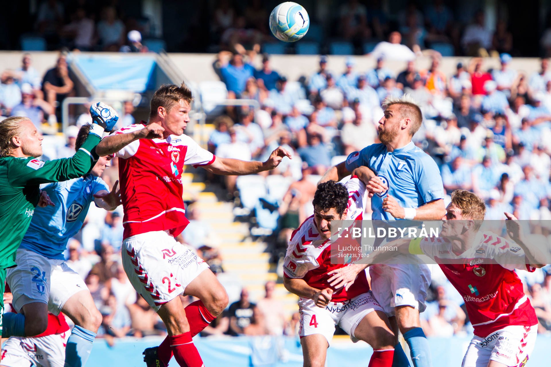 Kalmars målvakt Ole Söderberg, Viktor Elm, Marko Biskupovic och Rasmus Elm i kamp om bollen med Malmö FFs Rasmus Bengtsson under fotbollsmatchen i Allsvenskan mellan Malmö FF och Kalmar den 23 juli 2016 i Malmö.