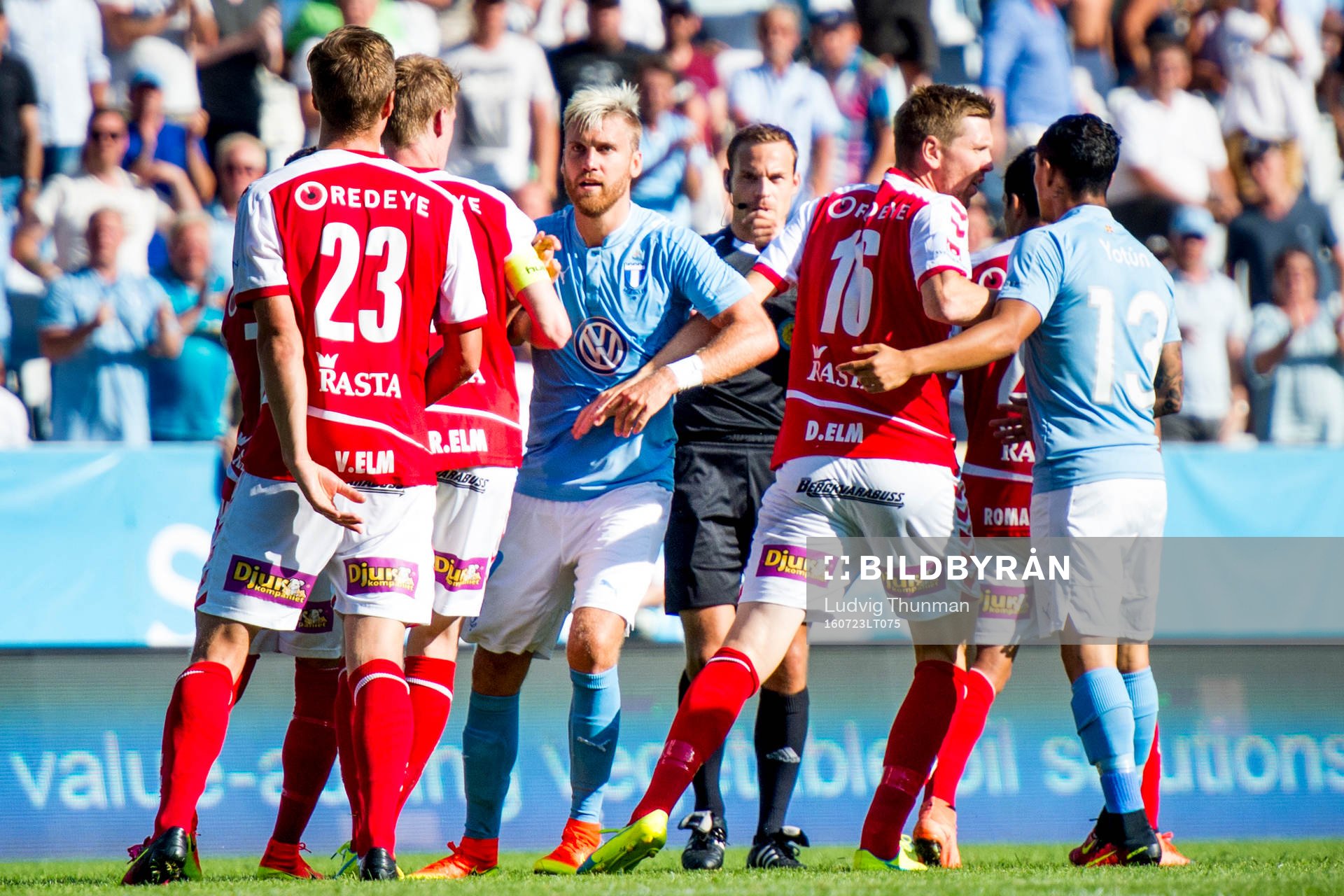 Kalmars Viktor Elm och David Elm i diskussion med domare Kristoffer Karlsson, Malmö FFs Rasmus Bengtsson och Yoshimar Yotún under fotbollsmatchen i Allsvenskan mellan Malmö FF och Kalmar den 23 juli 2016 i Malmö.