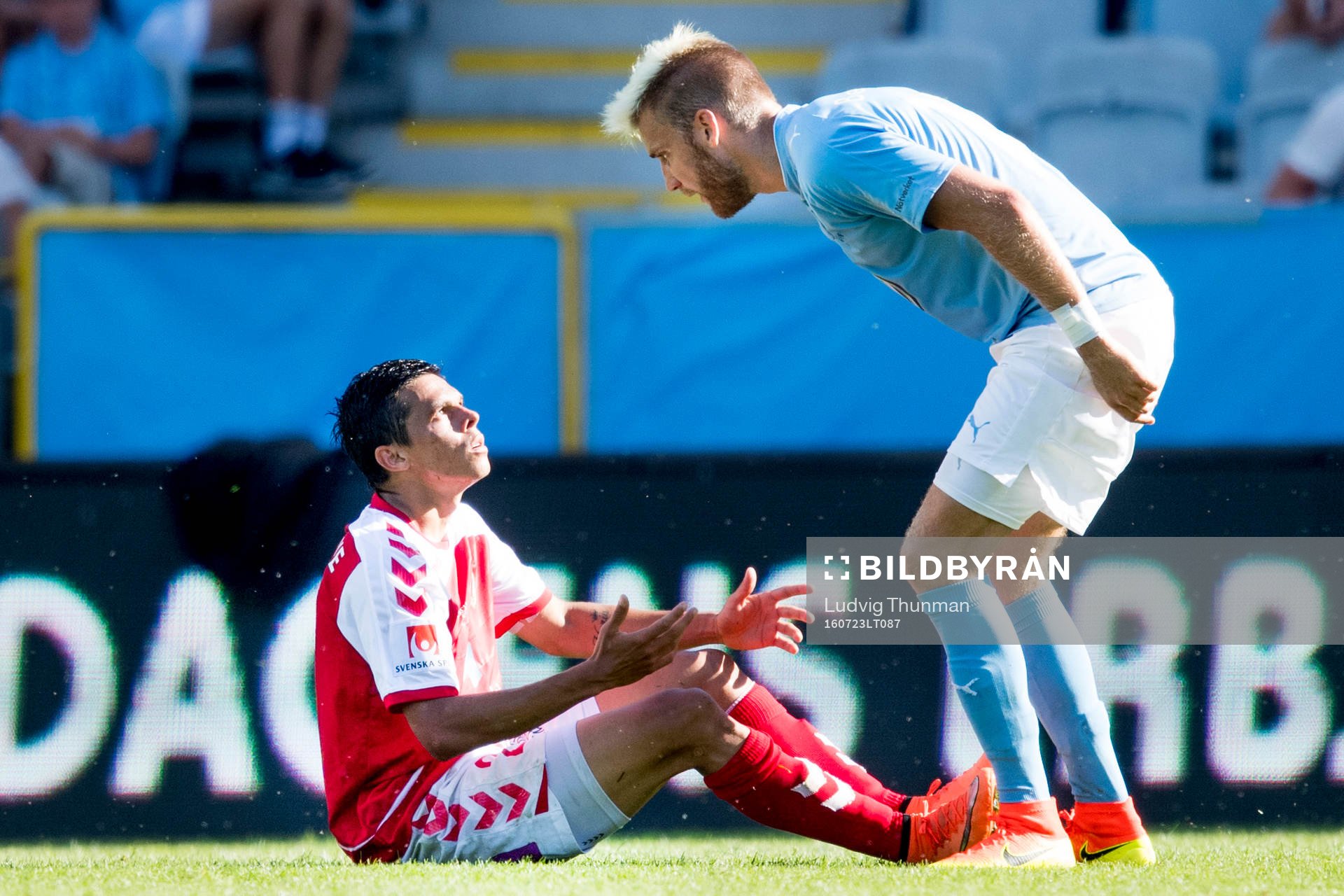 Malmö FFs Rasmus Bengtsson i samtal med Kalmars Romário Pereira Sipião under fotbollsmatchen i Allsvenskan mellan Malmö FF och Kalmar den 23 juli 2016 i Malmö.