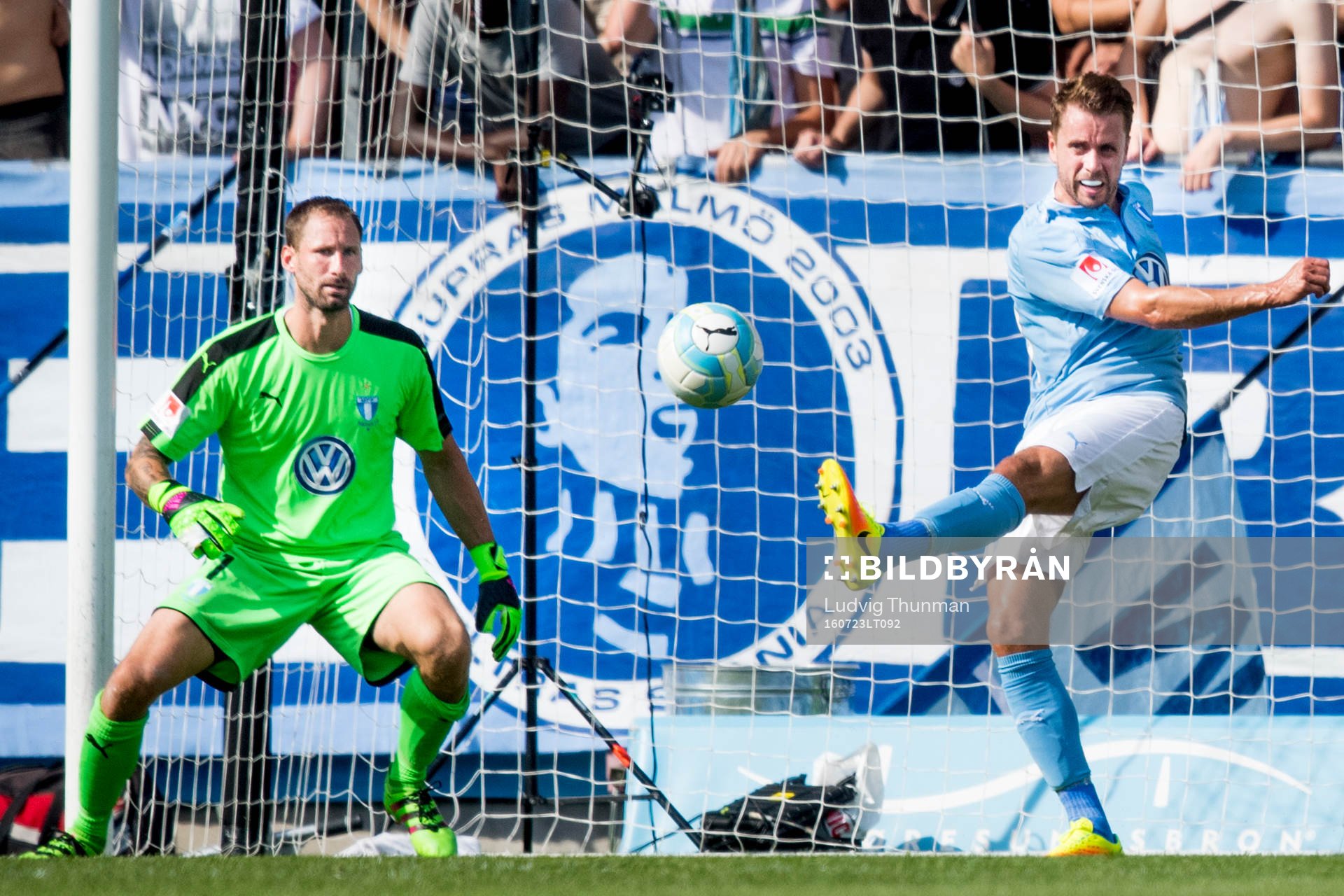 Malmö FFs Kari Arnason rensar framför Malmö FFs målvakt