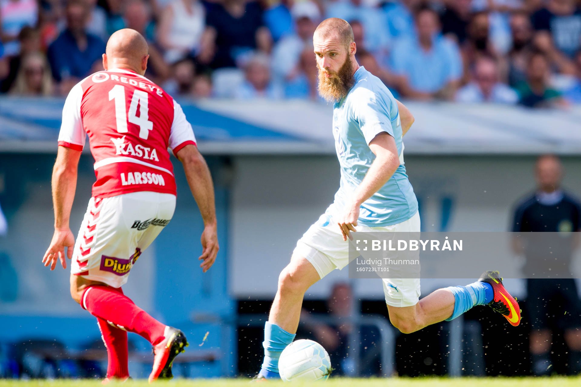 Malmö FFs Jo Inge Berget bevakas av Kalmars Stefan Larsson