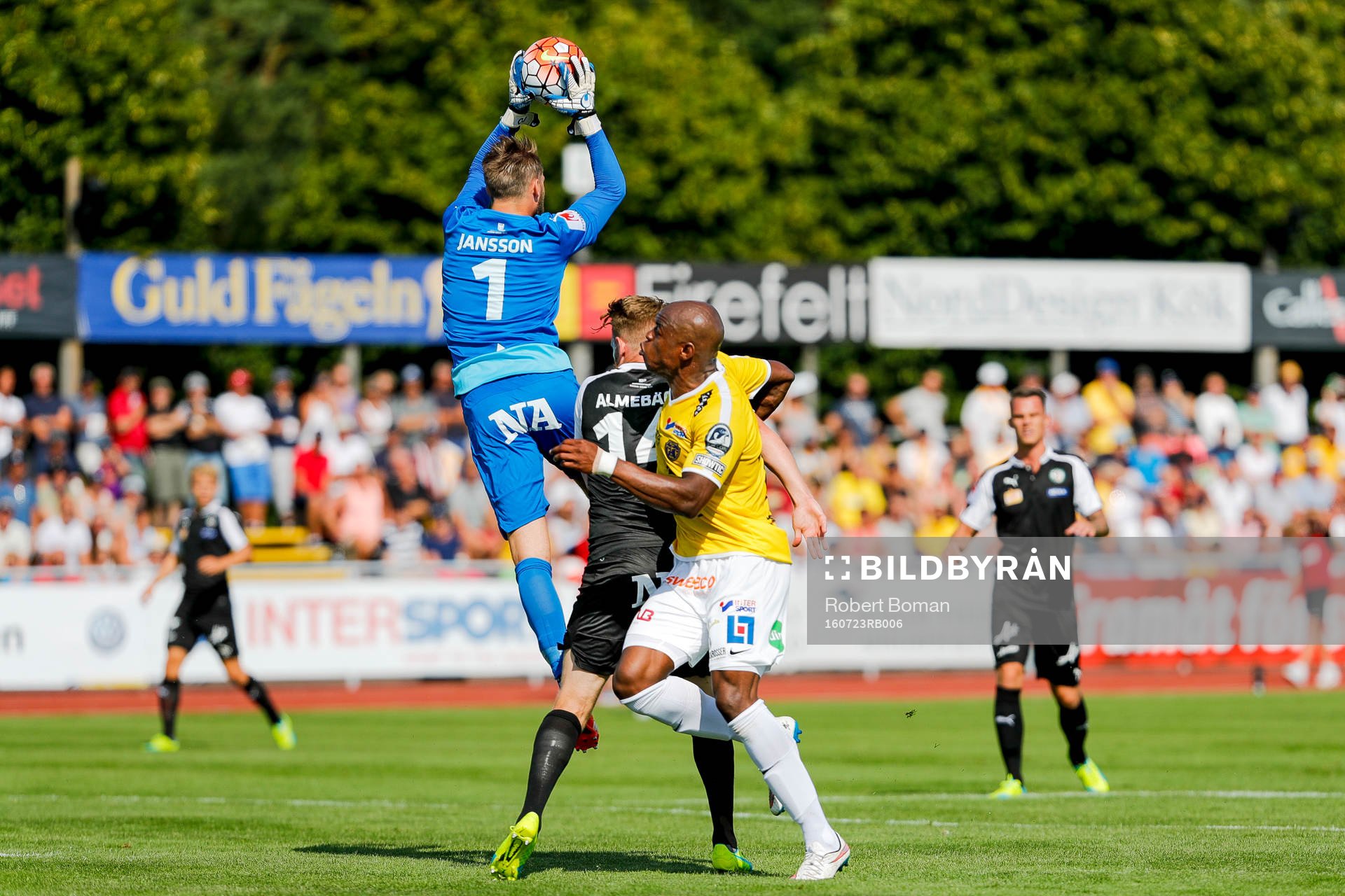Falkenbergs Hakeem Araba oroar framför Örebros målvakt