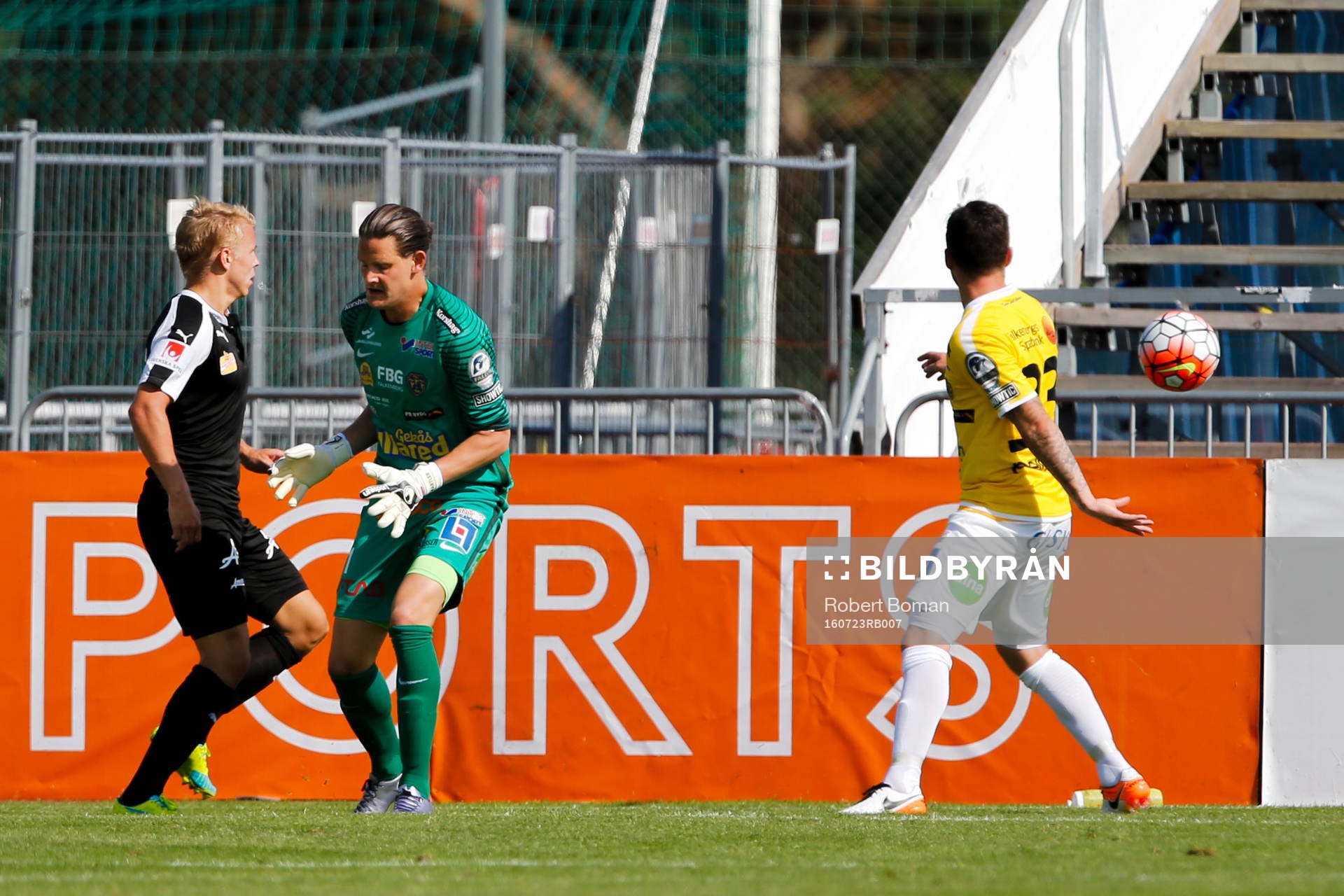 Örebros Sebastian Ring gör 0-1 bakom Falkenbergs målvakt