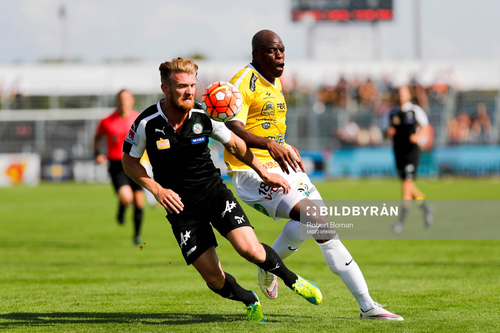 Örebros Michael Almebäck och Falkenbergs Hakeem Araba