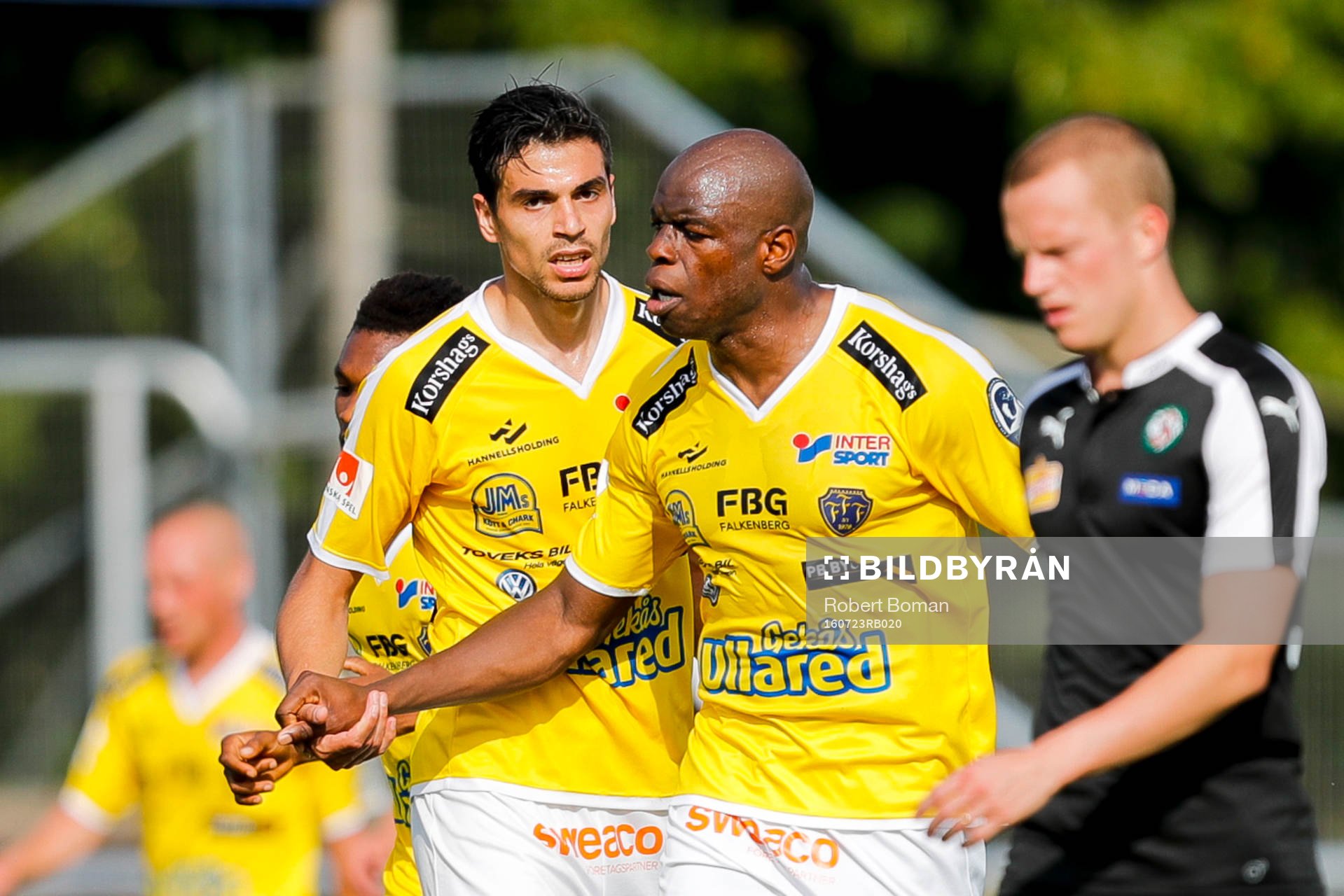 Falkenbergs Zlatan Krizanovic och Hakeem Araba jublar