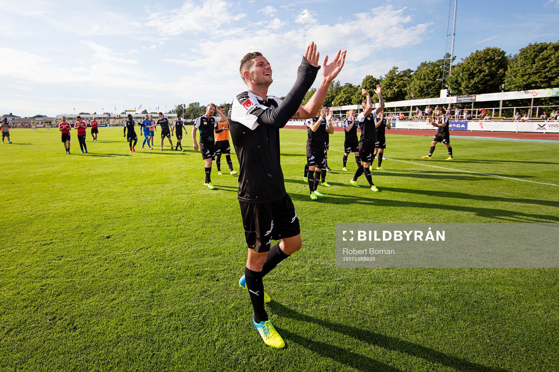 Örebros Robert Åhman Persson jublar