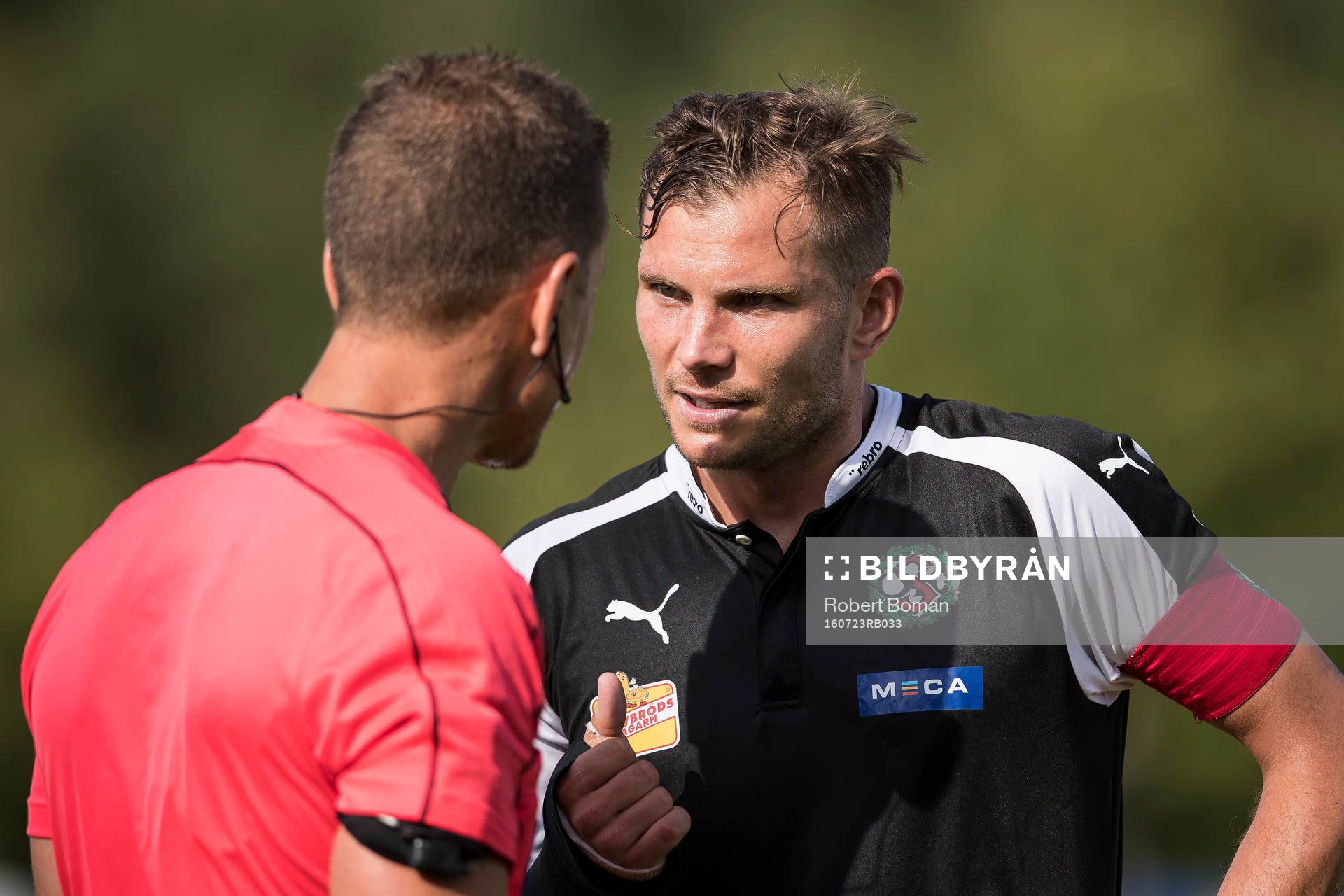 Örebros Robert Åhman Persson i diskussion med domare