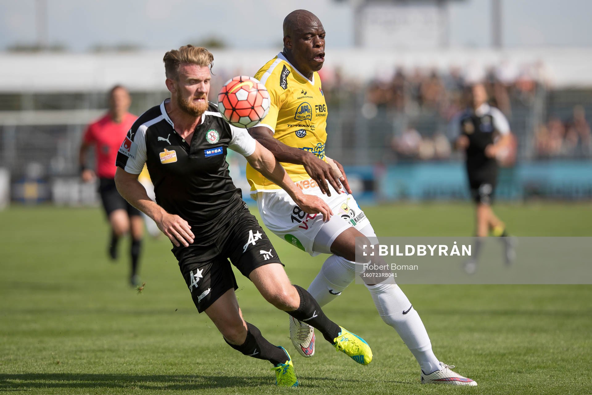 Örebros Michael Almebäck och Falkenbergs Hakeem Araba