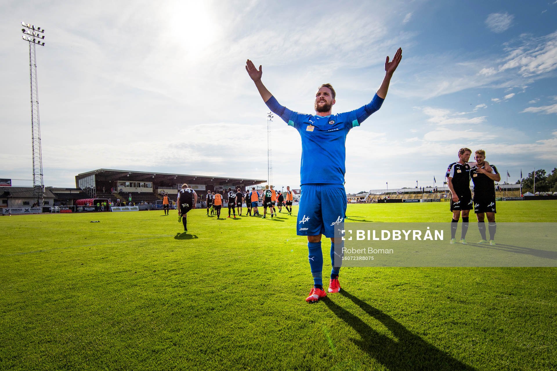 Örebros målvakt Oscar Jansson jublar