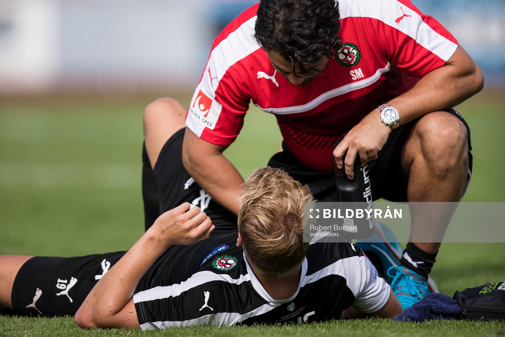 Örebros Sam Masih är hos Örebros Sebastian Ring som har
