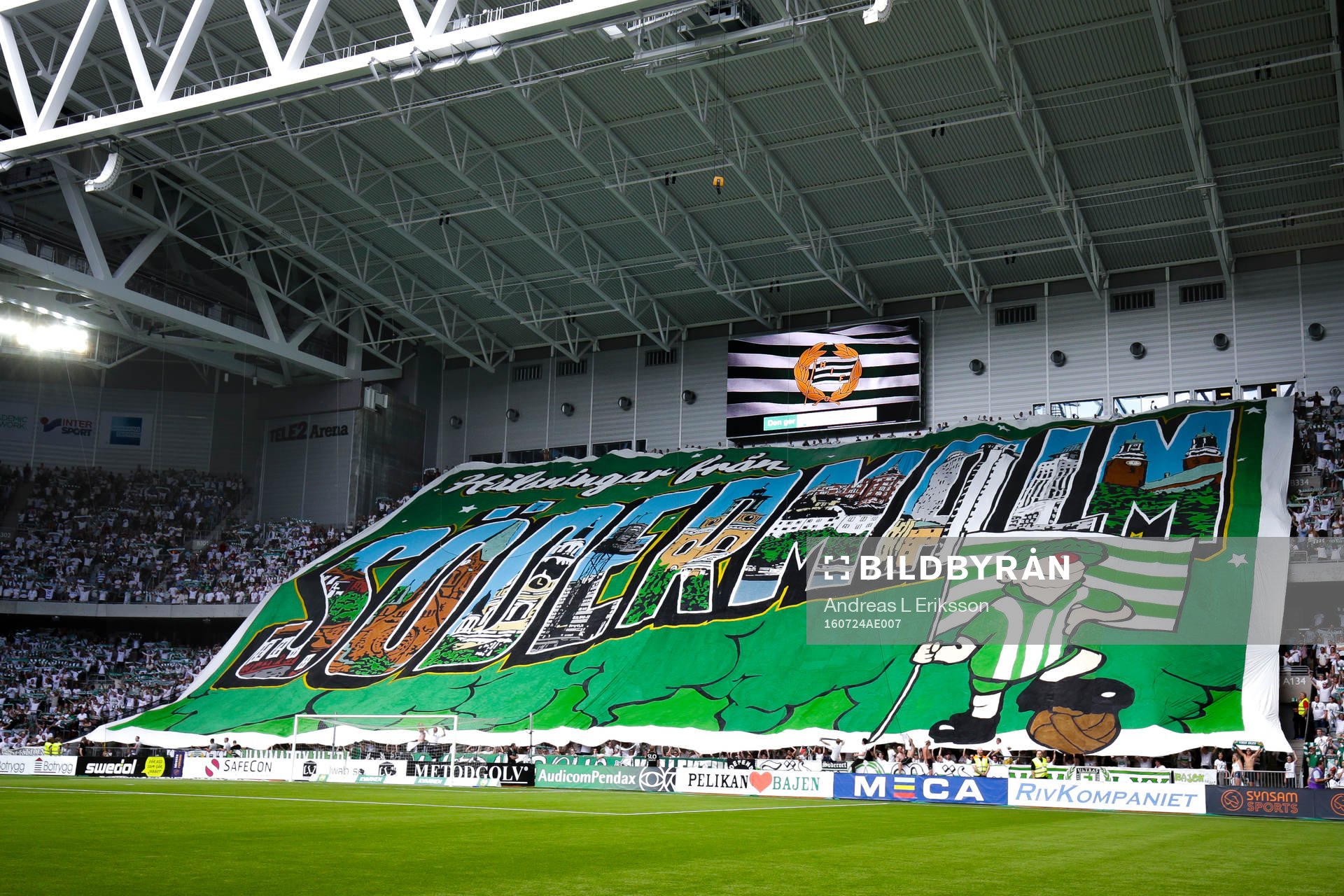 Hammarbys supportrar med tifo före fotbollsmatchen i