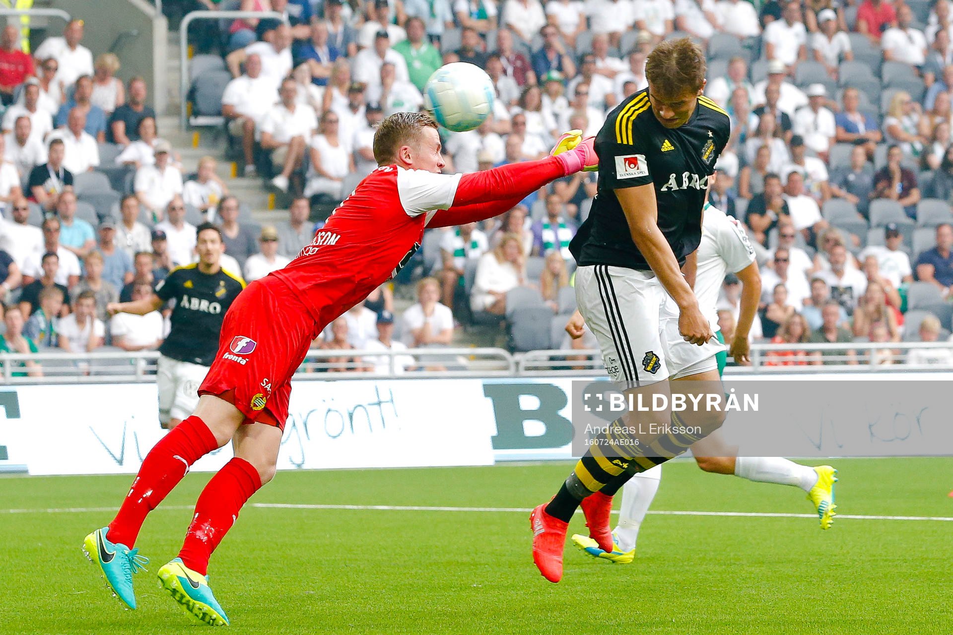 s Eero Markkanen gör 0-2 bakom Hammarbys målvakt