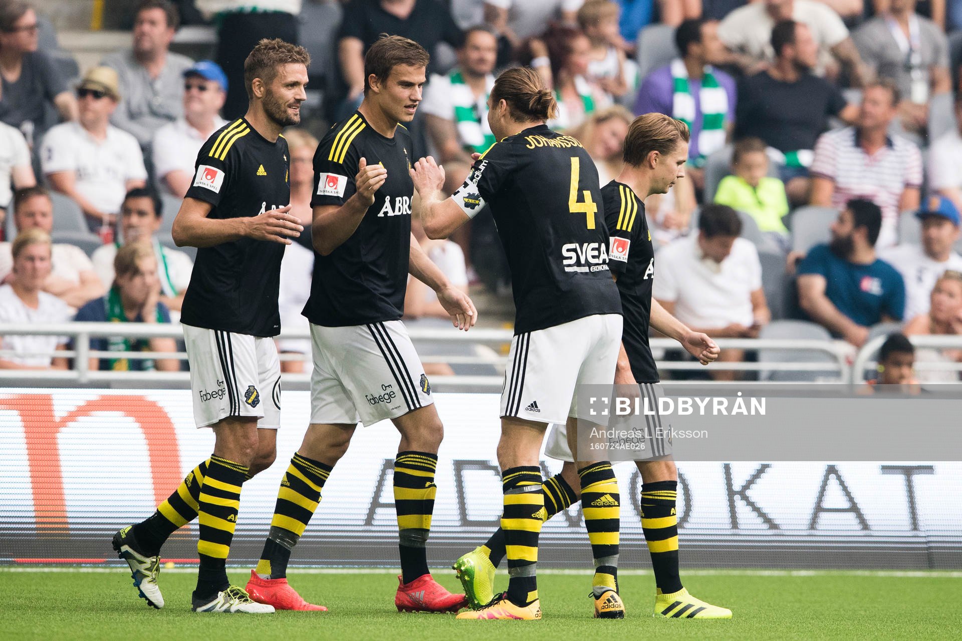 s Eero Markkanen (m) jublar