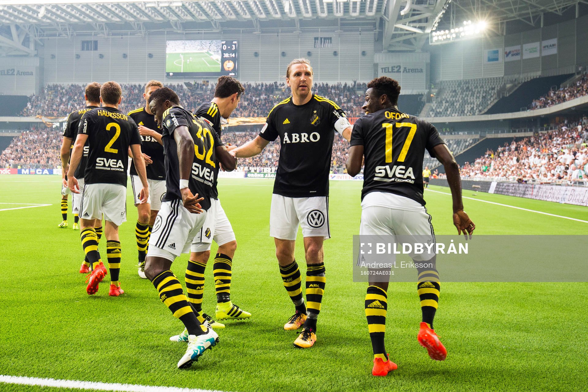 s Nils-Eric Johansson gratulerar Ebenezer Ofori till 0-3