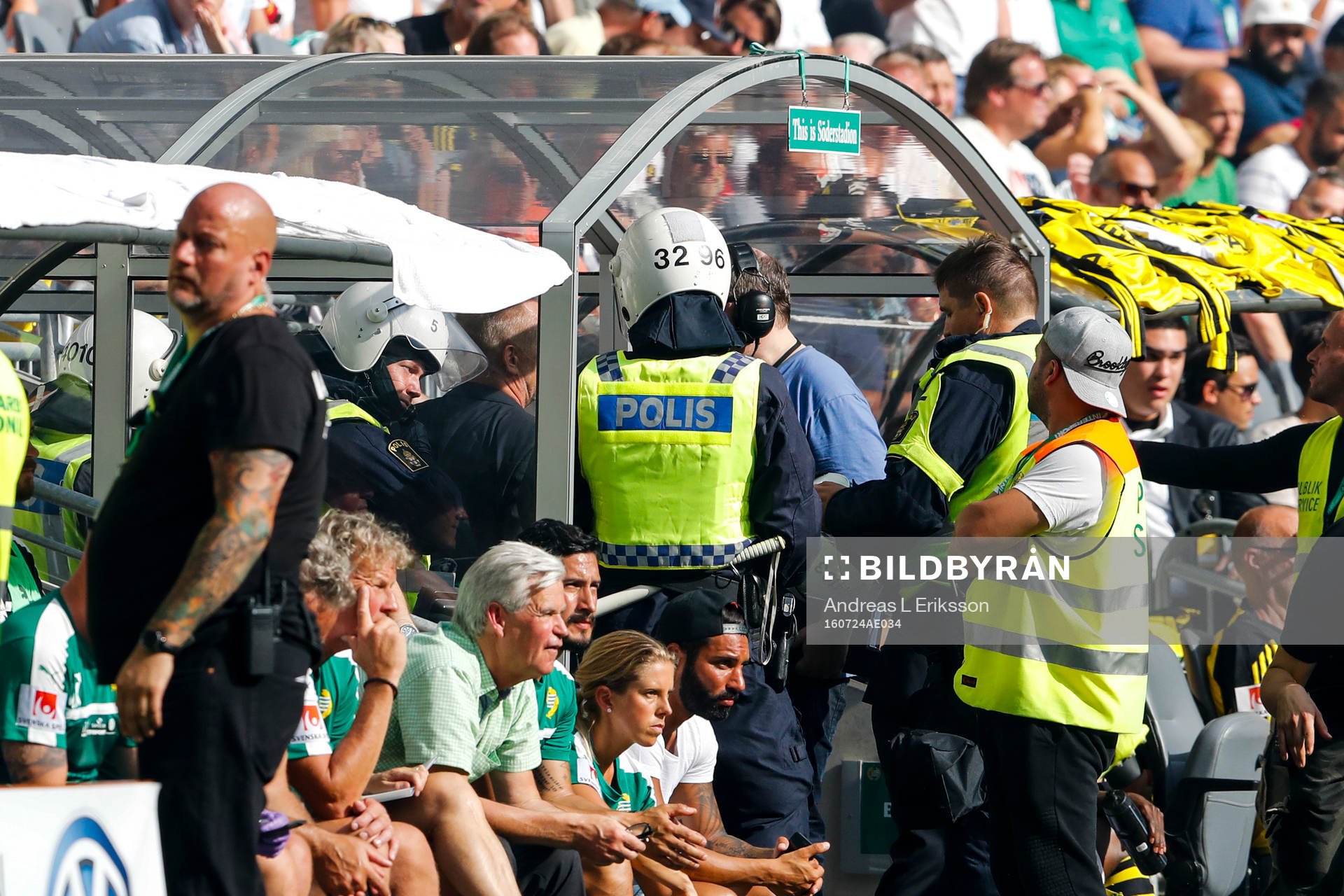 Oroligt bakom Hammarbys bänk i slutet av fotbollsmatchen i