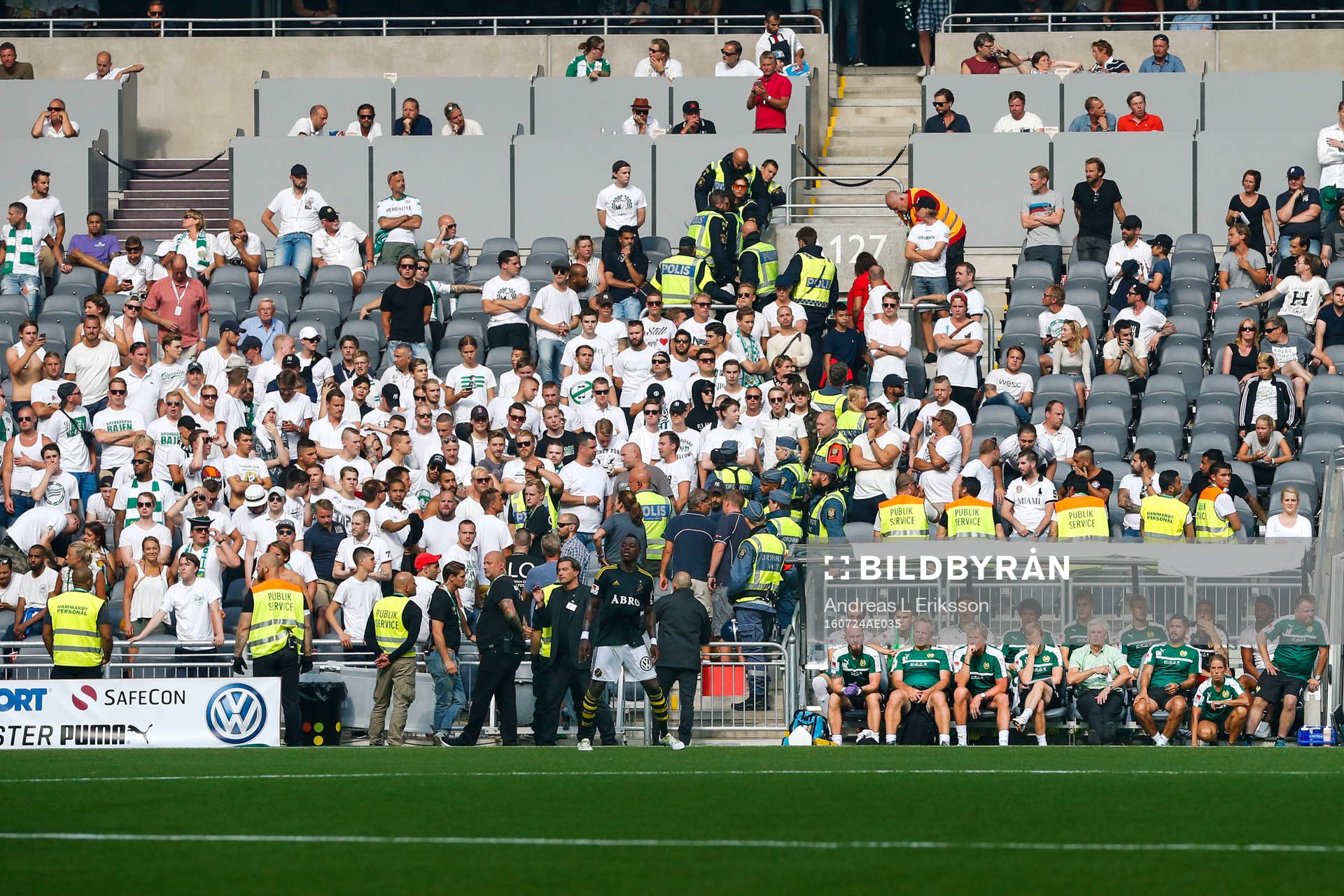 Hammarbys supportrar protesterar bakom Hammarbys spelarbänk