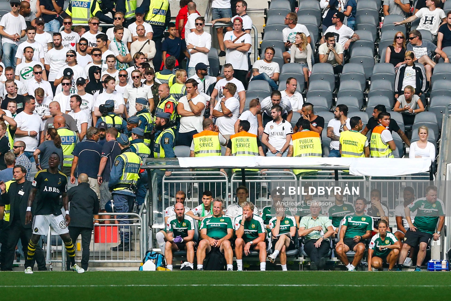 Hammarbys supportrar protesterar bakom Hammarbys spelarbänk