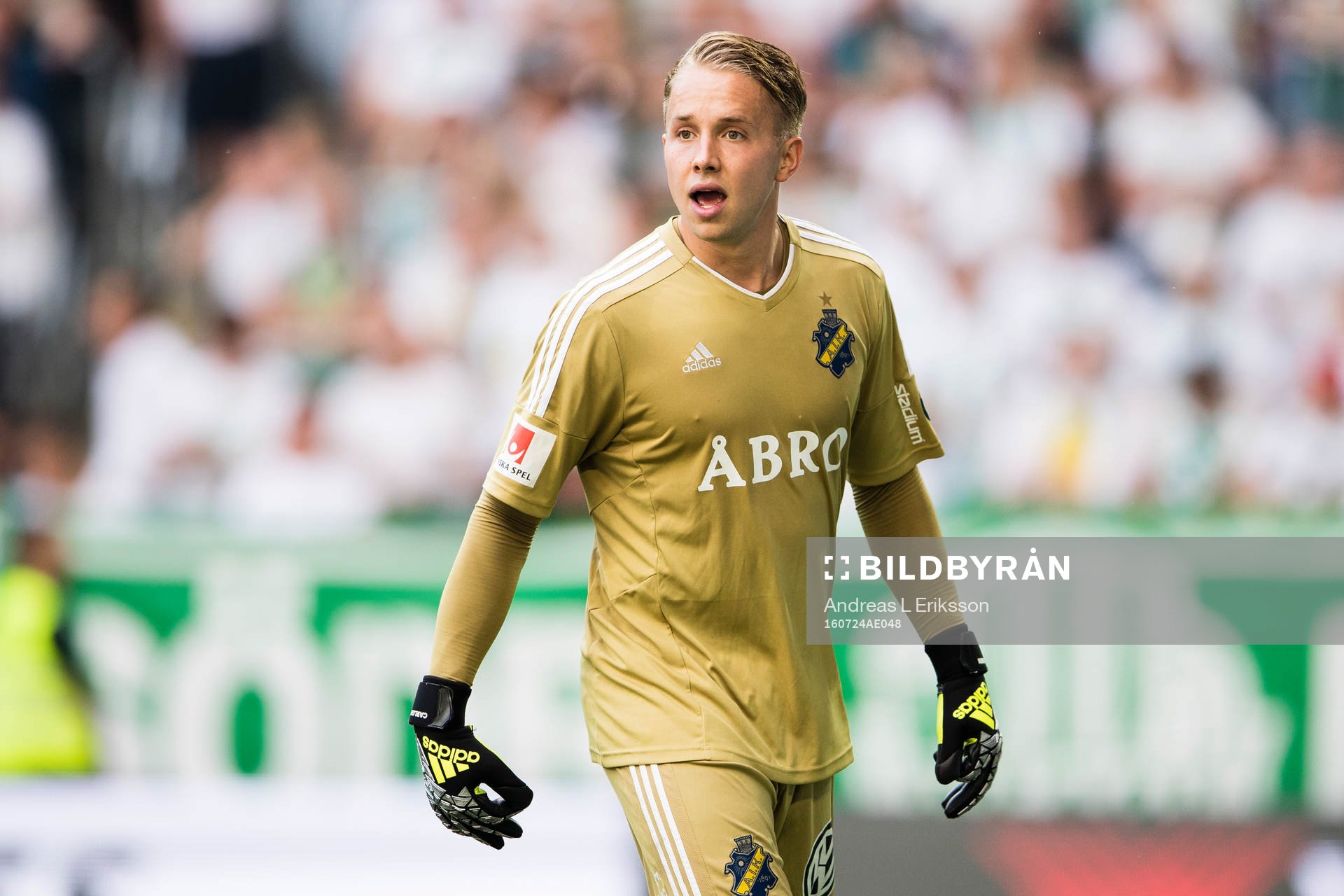 AIK:s målvakt Patrik Carlgren under fotbollsmatchen i Allsvenskan mellan Hammarby och AIK den 24 juli 2016 i Stockholm. 