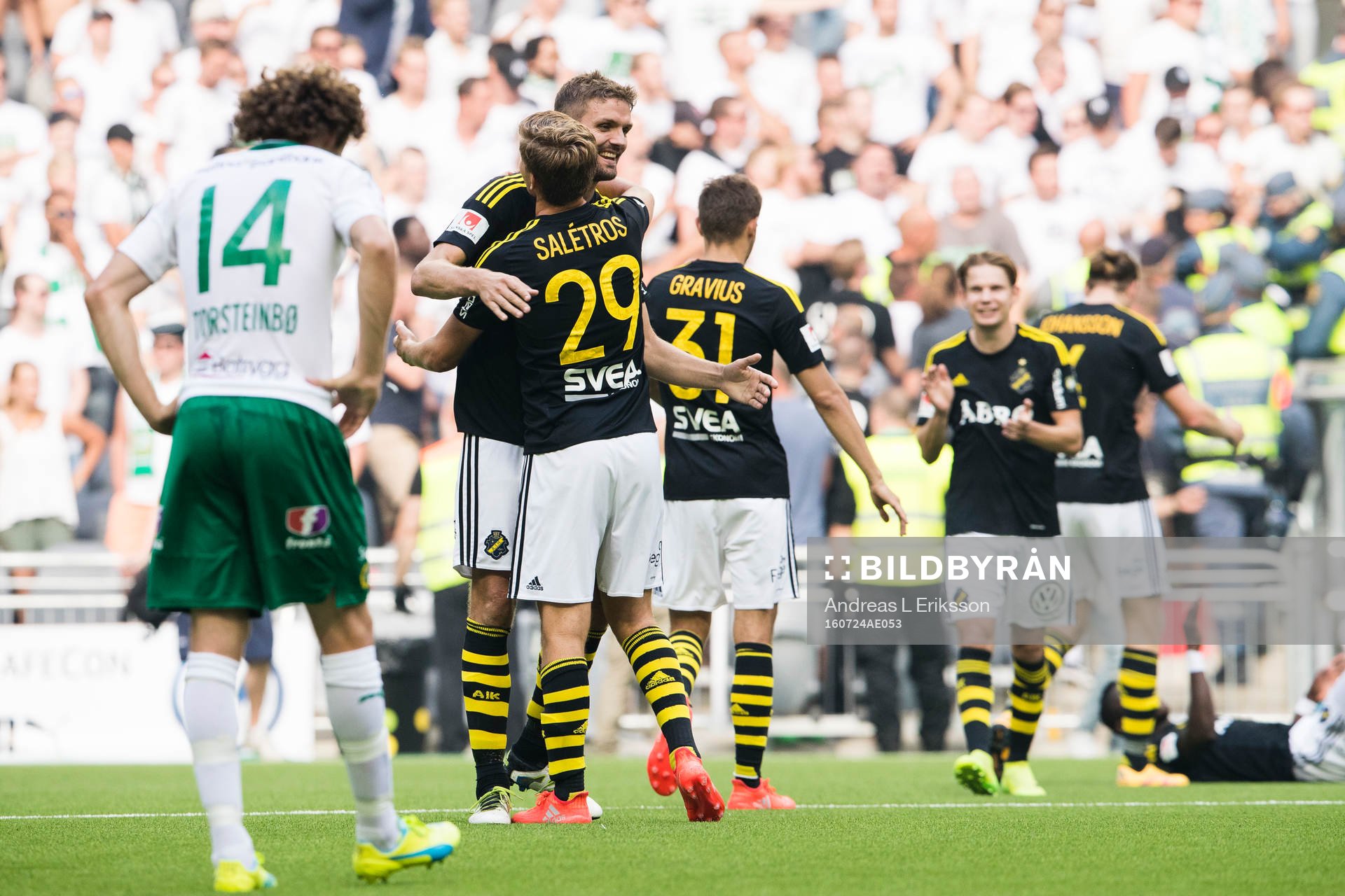 AIK:s Per Karlsson och Anton Jönsson Salétros jublar efter slutsignal fotbollsmatchen i Allsvenskan mellan Hammarby och AIK den 24 juli 2016 i Stockholm.