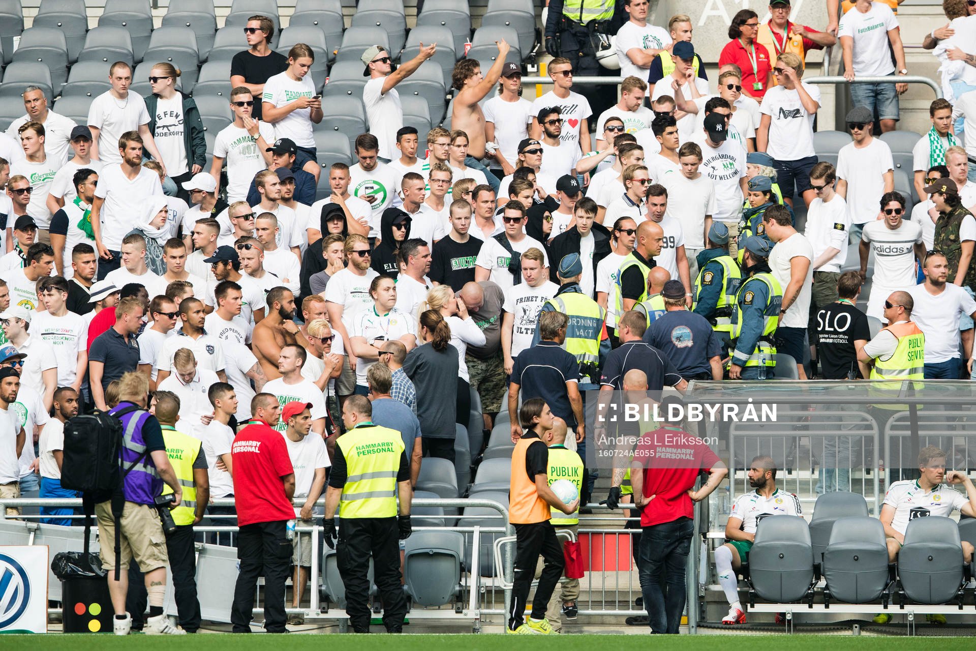 En del Hammarbysupportrar samlas vid Hammarbys avbytarbänk