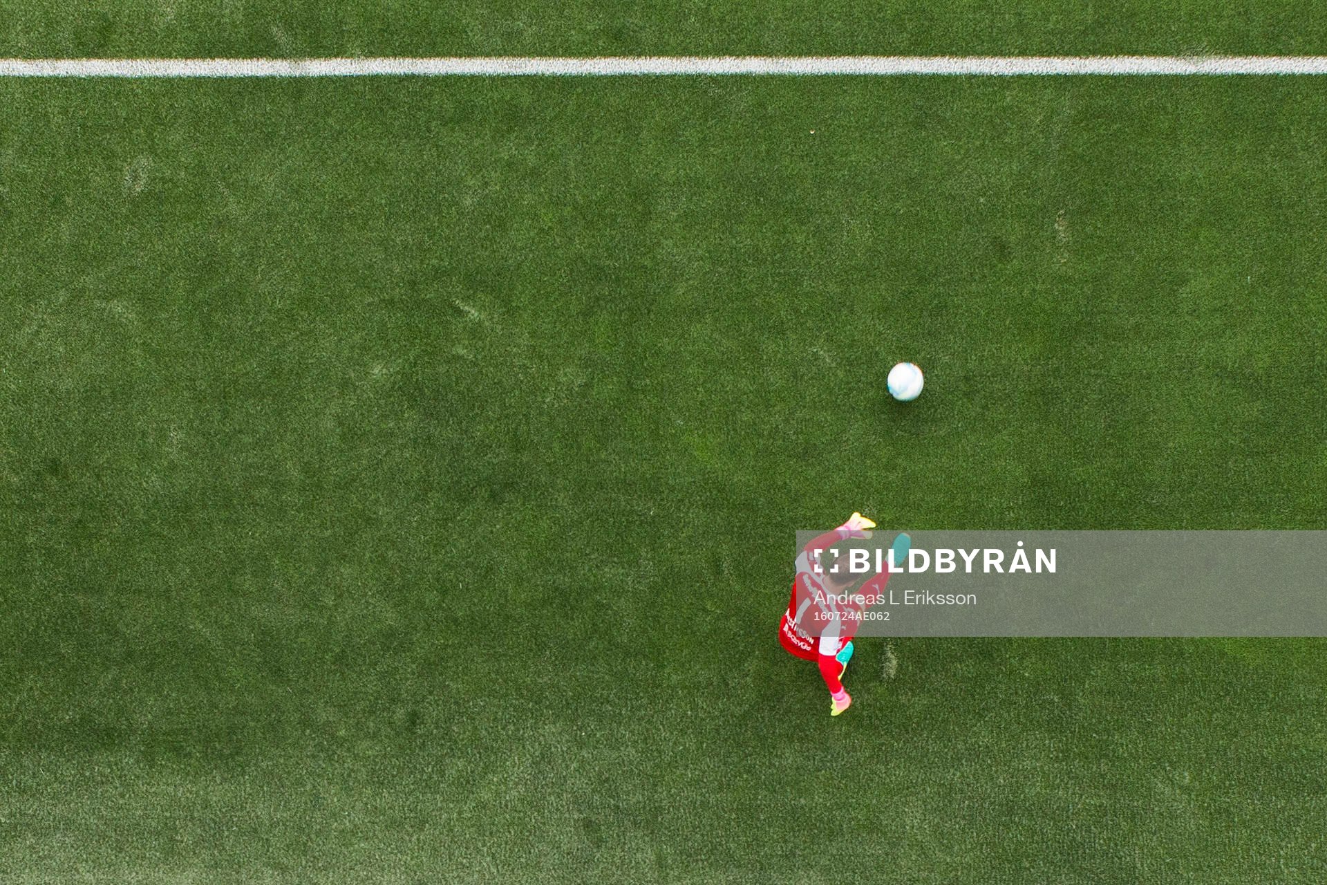 Hammarbys målvakt Ögmundur Kristinsson med en utspark