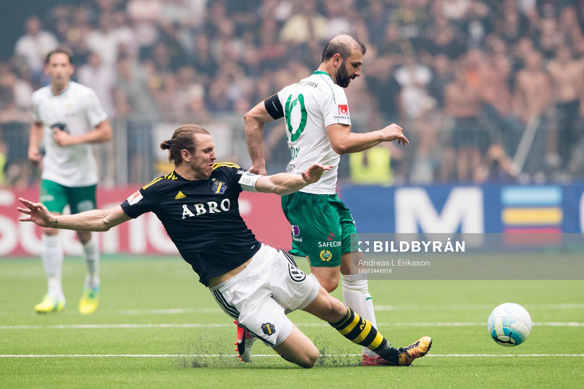 s Nils-Eric Johansson med en glidtackling mot Hammarbys