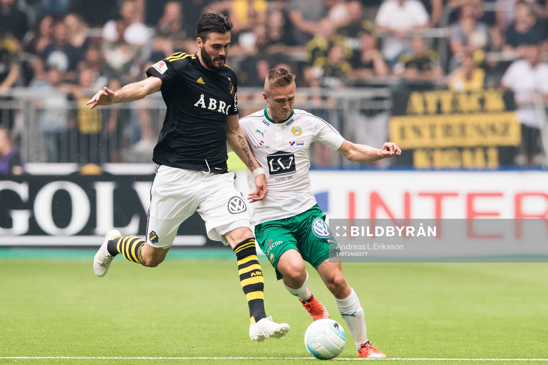 AIK:s Denni Avdic i kamp om bollen Hammarbys Mats Solheim under fotbollsmatchen i Allsvenskan mellan Hammarby och AIK den 24 juli 2016 i Stockholm. 