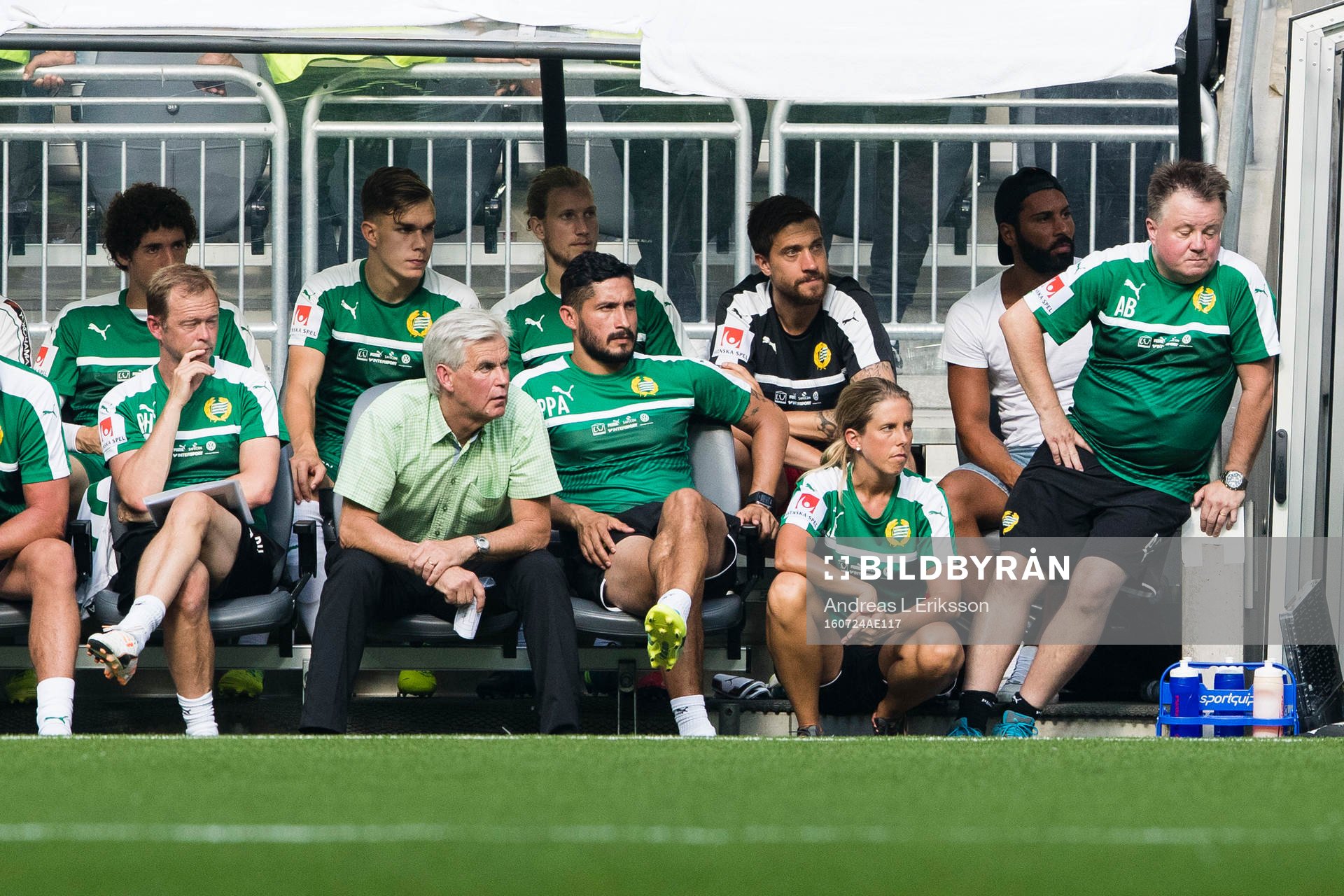 Hammarbys avbytarbänk med bla assisterande tränare Patrik