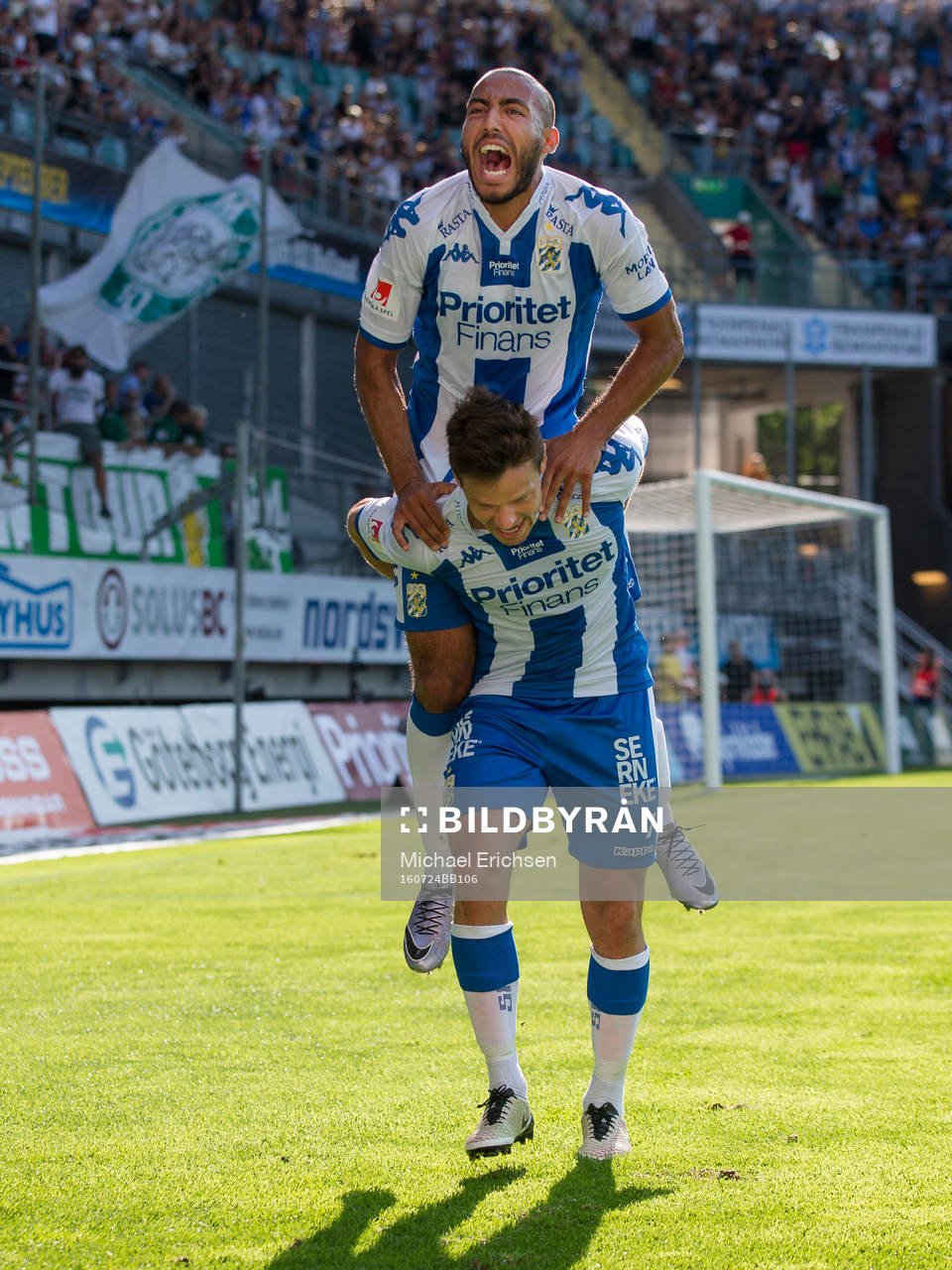 IFK Göteborgs Mads Albeck jublar ihop med Haitam Aleesami