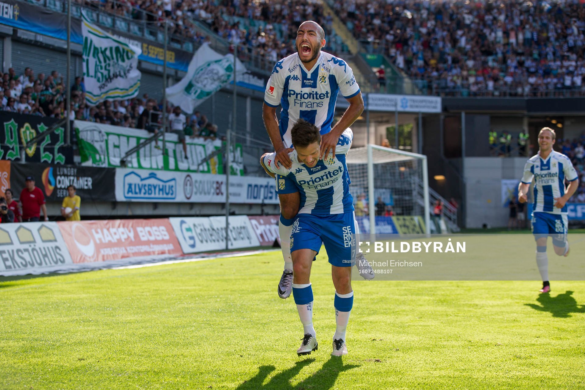 IFK Göteborgs Mads Albeck jublar ihop med Haitam Aleesami