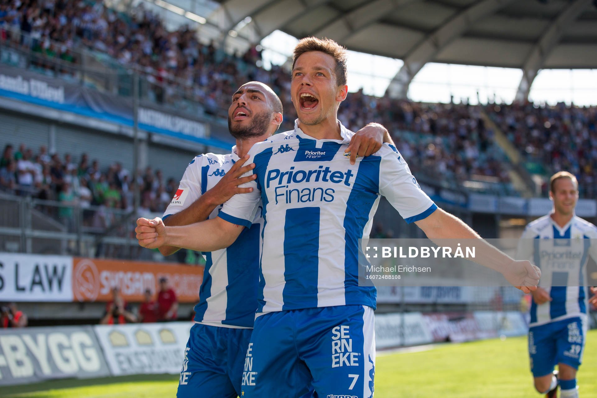 IFK Göteborgs Mads Albeck jublar ihop med Haitam Aleesami