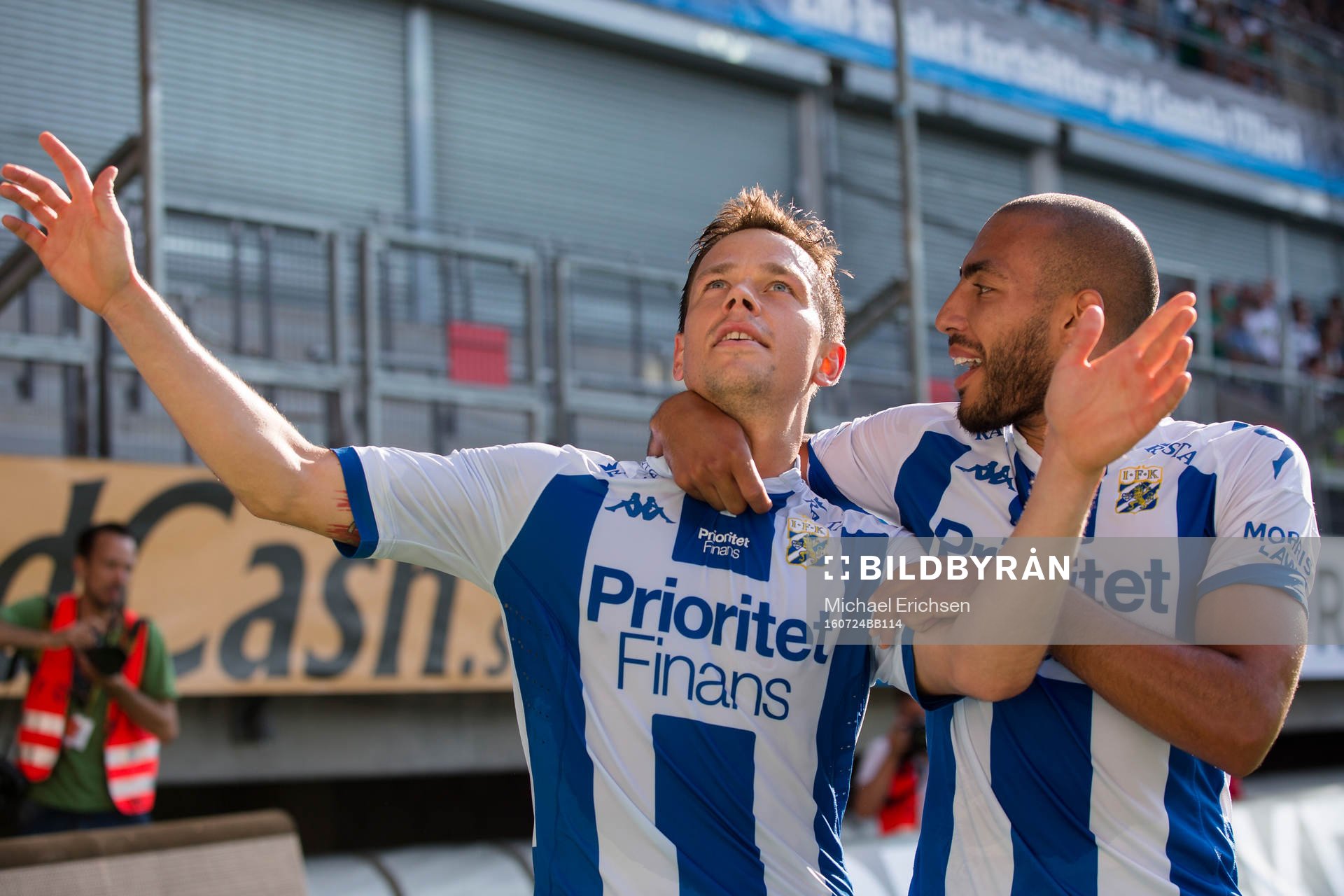 IFK Göteborgs Mads Albeck jublar ihop med Haitam Aleesami