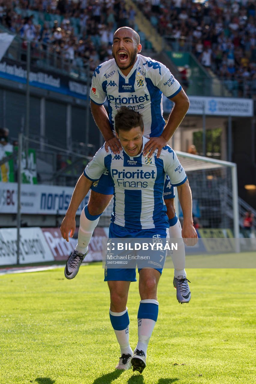IFK Göteborgs Mads Albeck jublar ihop med Haitam Aleesami