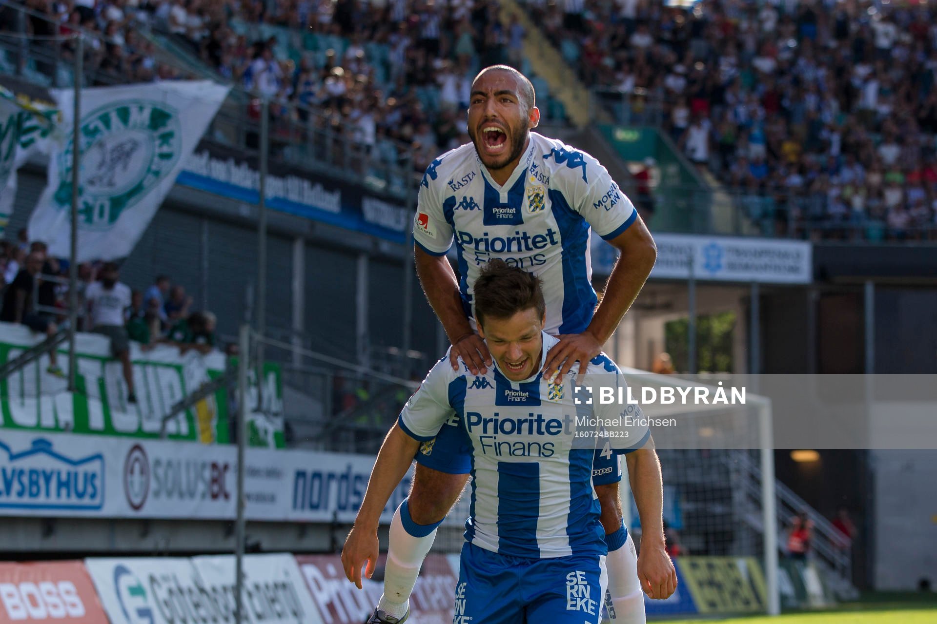 IFK Göteborgs Mads Albeck jublar ihop med Haitam Aleesami