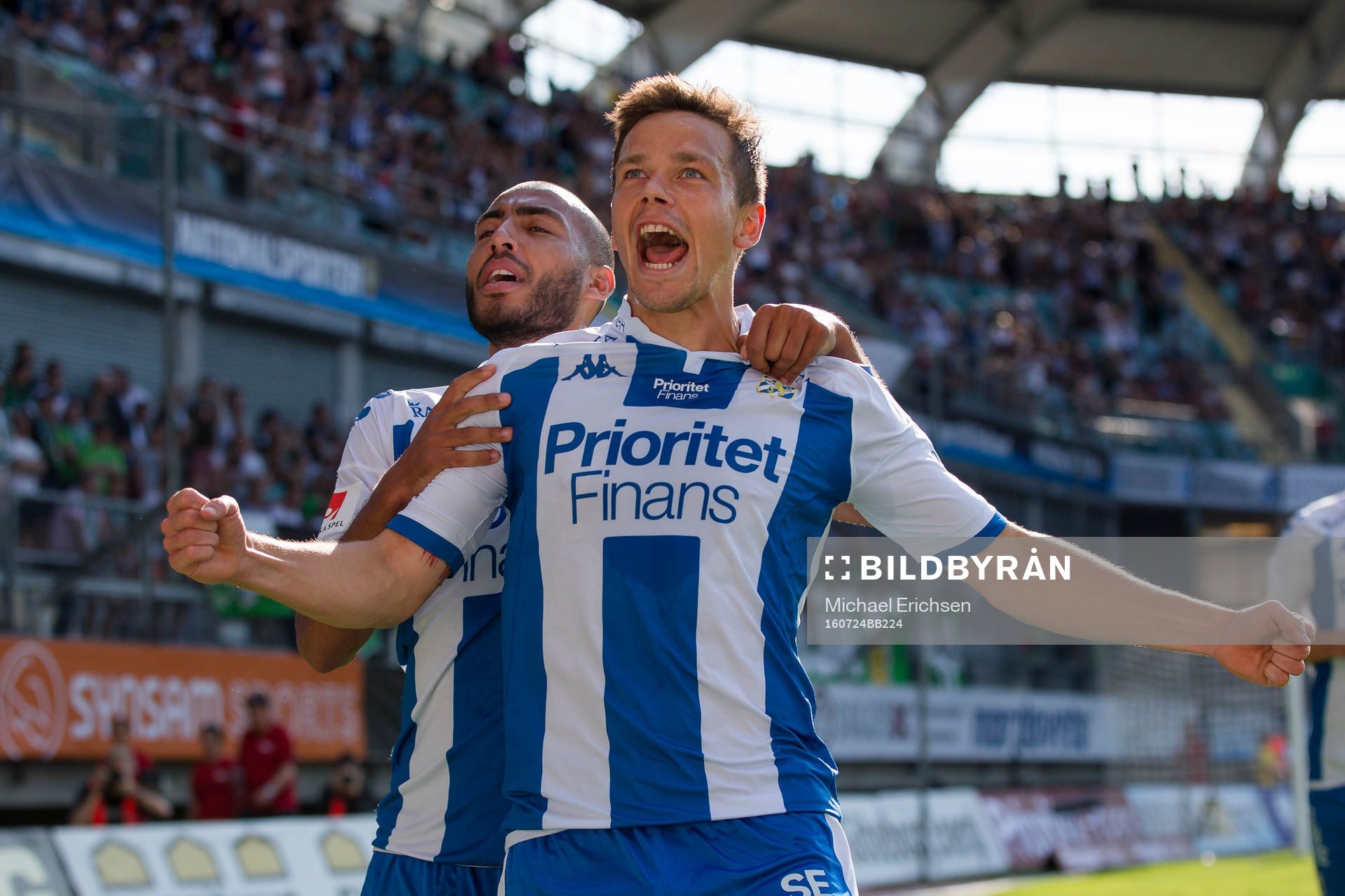 IFK Göteborgs Mads Albeck jublar ihop med Haitam Aleesami