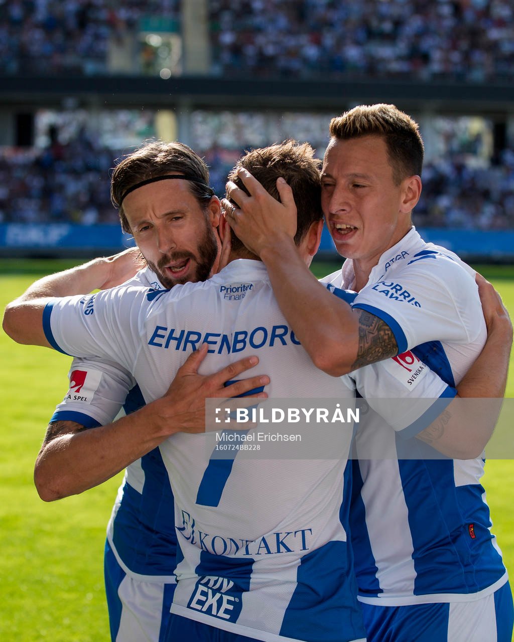 IFK Göteborgs Mads Albeck kramas om av Martin Smedberg