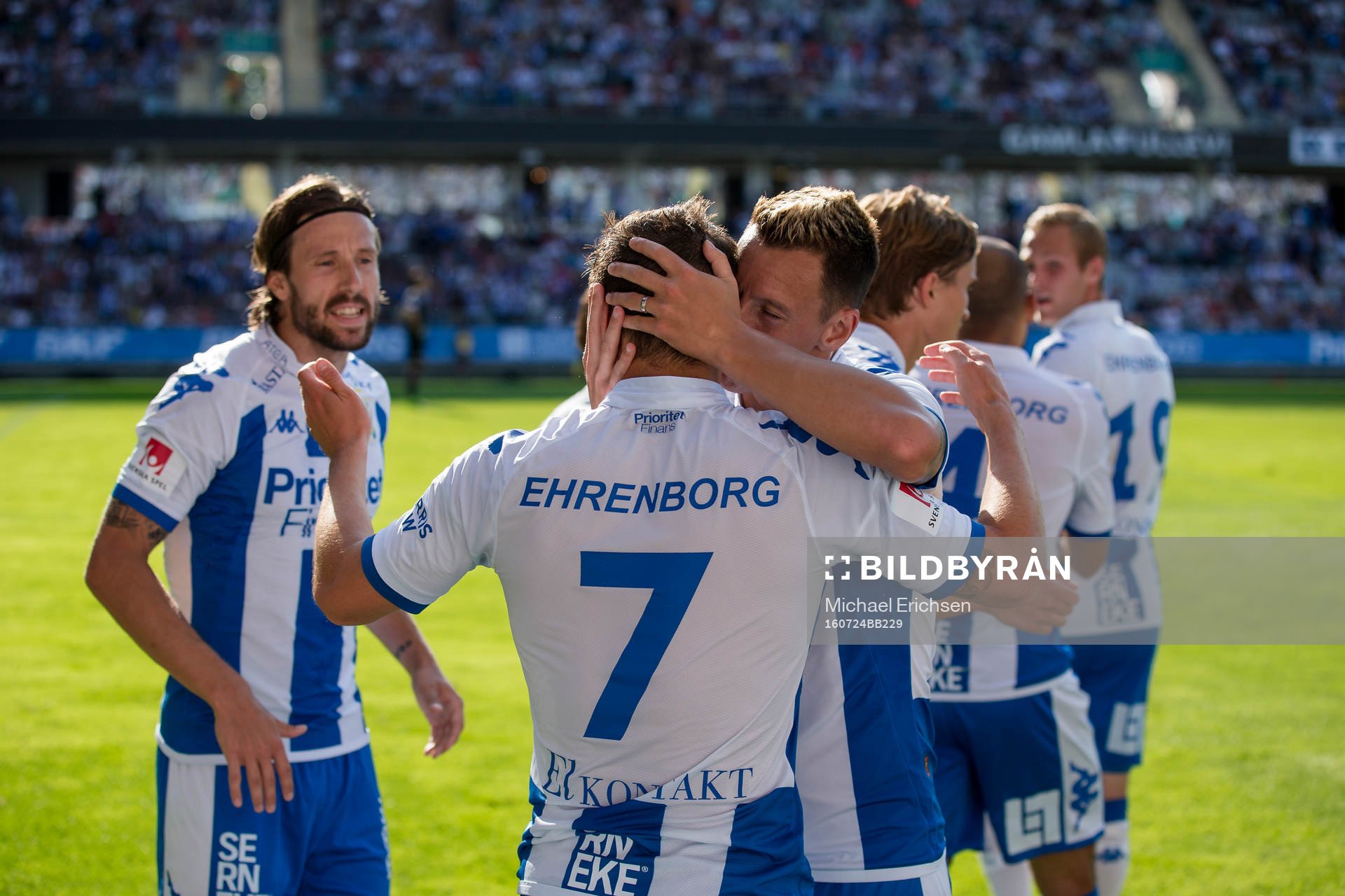 IFK Göteborgs Mads Albeck kramas om av Martin Smedberg