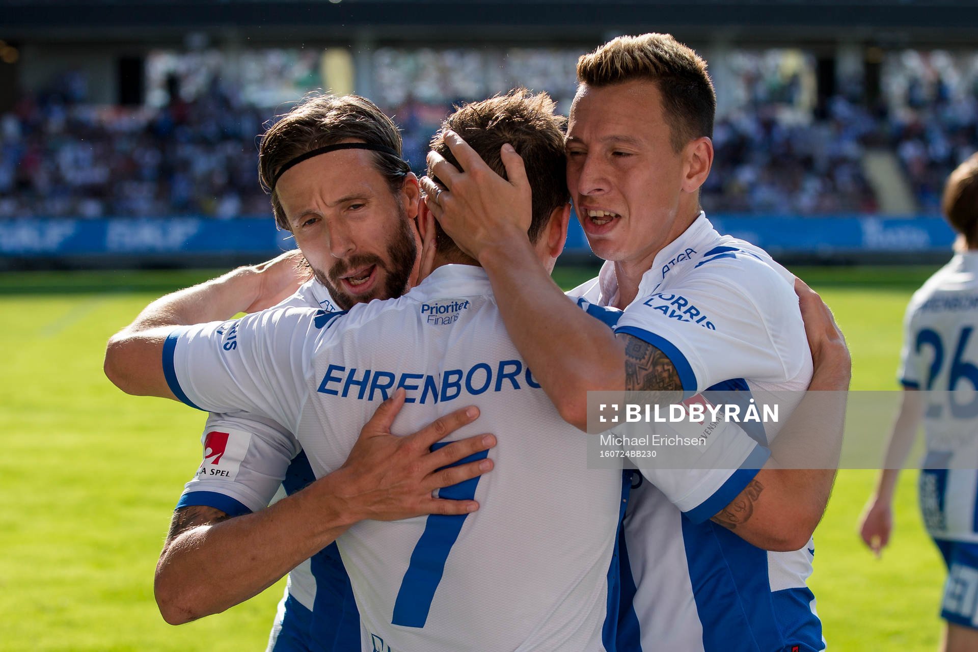 IFK Göteborgs Mads Albeck kramas om av Martin Smedberg