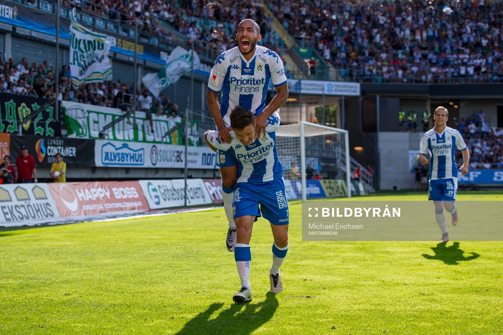 IFK Göteborgs Mads Albeck jublar ihop med Haitam Aleesami