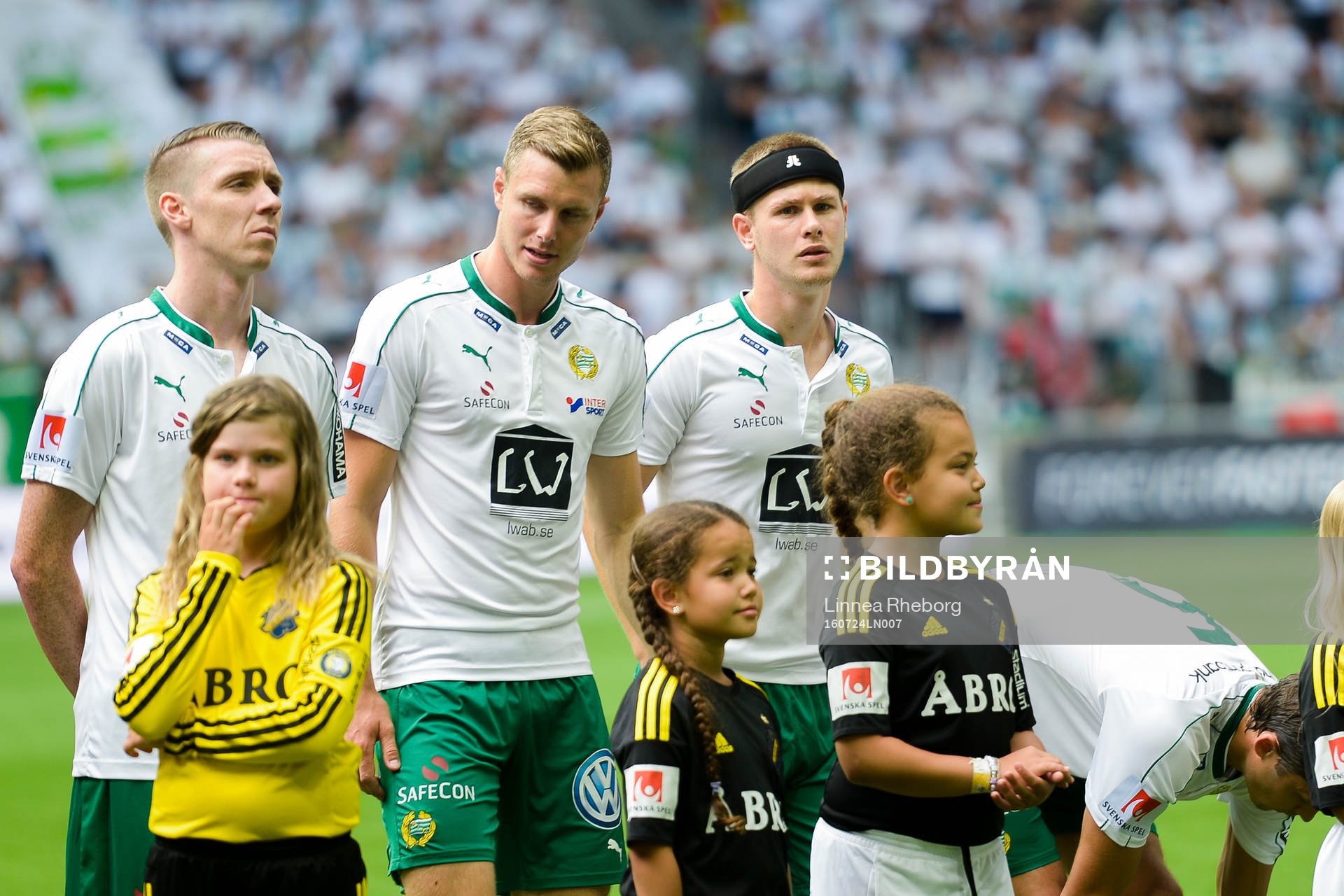 ammarbys Erik Israelsson i startelvan före fotbollsmatchen i Allsvenskan mellan Hammarby och AIK den 24 juli 2016 i Stockholm. 