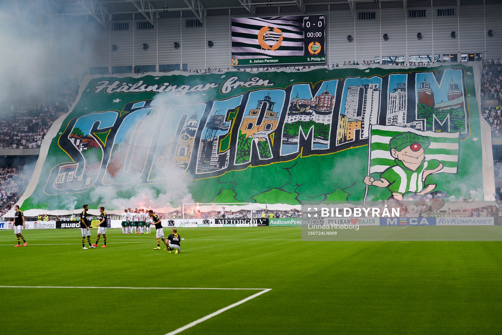 16072 Hammarbys supportrar med tifo före fotbollsmatchen i