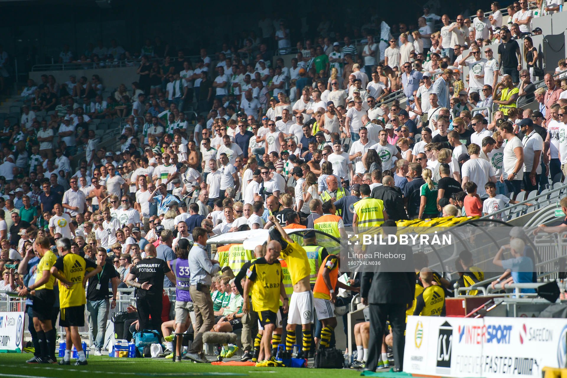 Hammarbys supportrar protesterar bakom Hammarbys spelarbänk