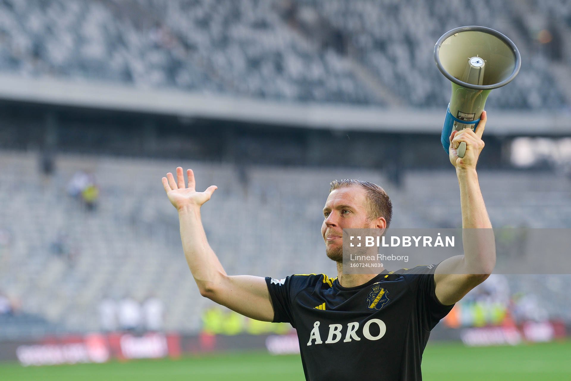 s Per Karlsson  jublar med publiken